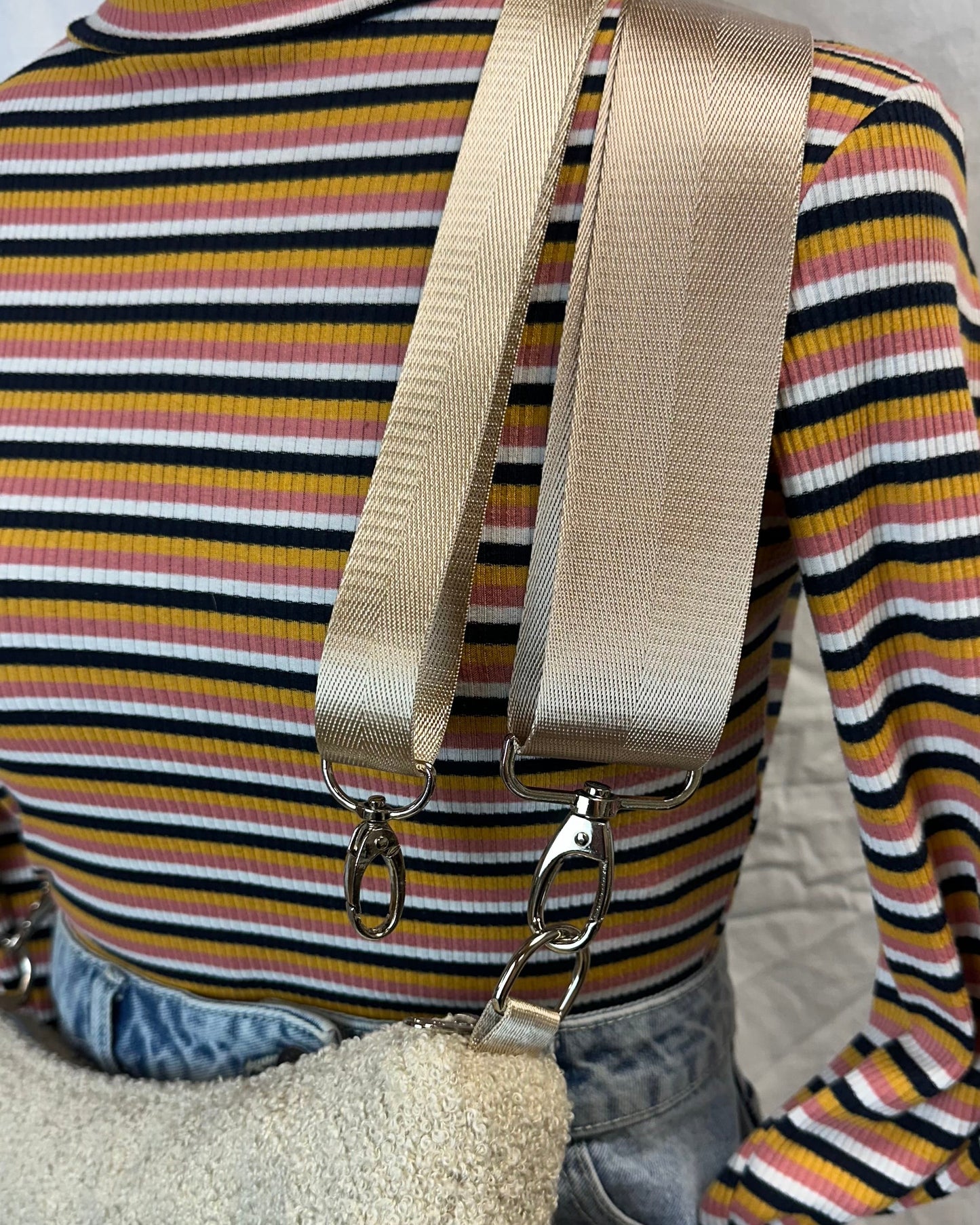 Handgemachte Half Moon Bag aus Teddy in beige – Einzigartige und Stilvolle Taschen - madebyaevva