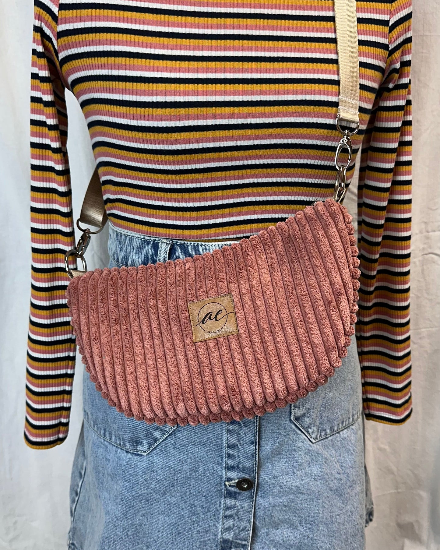 Handgemachte Half Moon Bag aus breitem Cord in antikrosa – Einzigartige und Stilvolle Taschen - madebyaevva