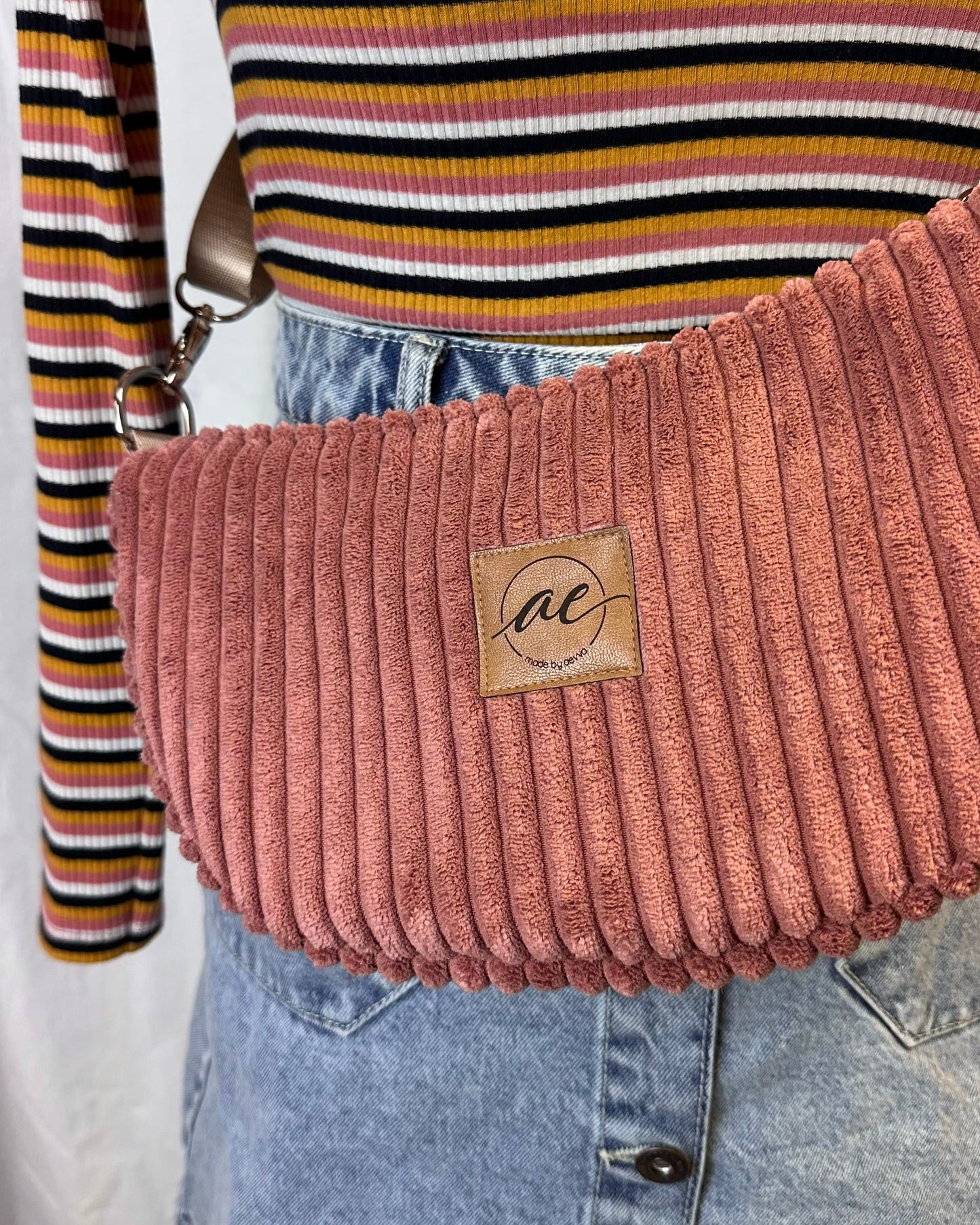 Handgemachte Half Moon Bag aus breitem Cord in antikrosa – Einzigartige und Stilvolle Taschen - madebyaevva