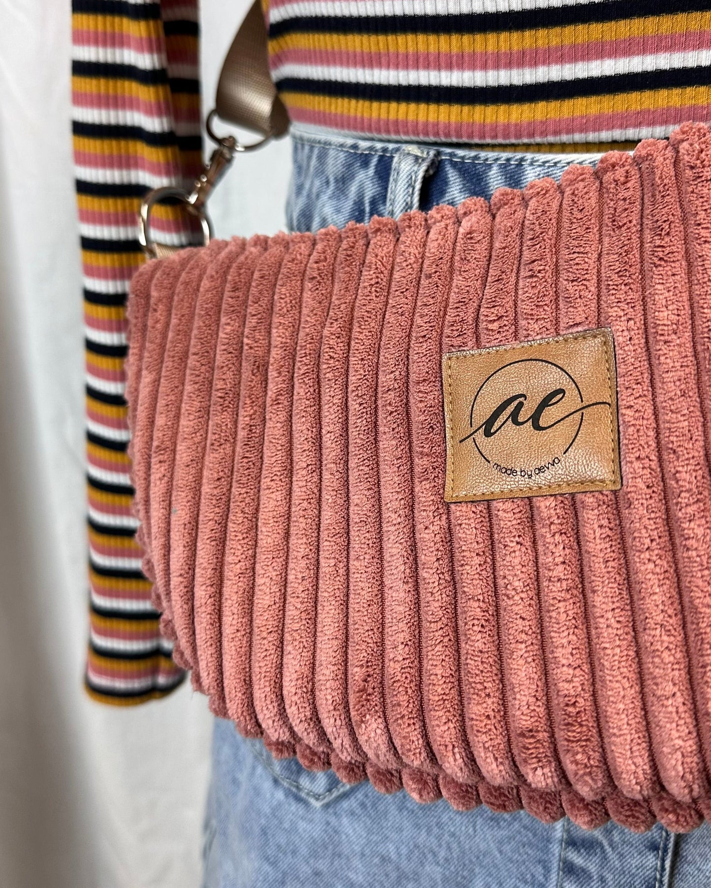 Handgemachte Half Moon Bag aus breitem Cord in antikrosa – Einzigartige und Stilvolle Taschen - madebyaevva