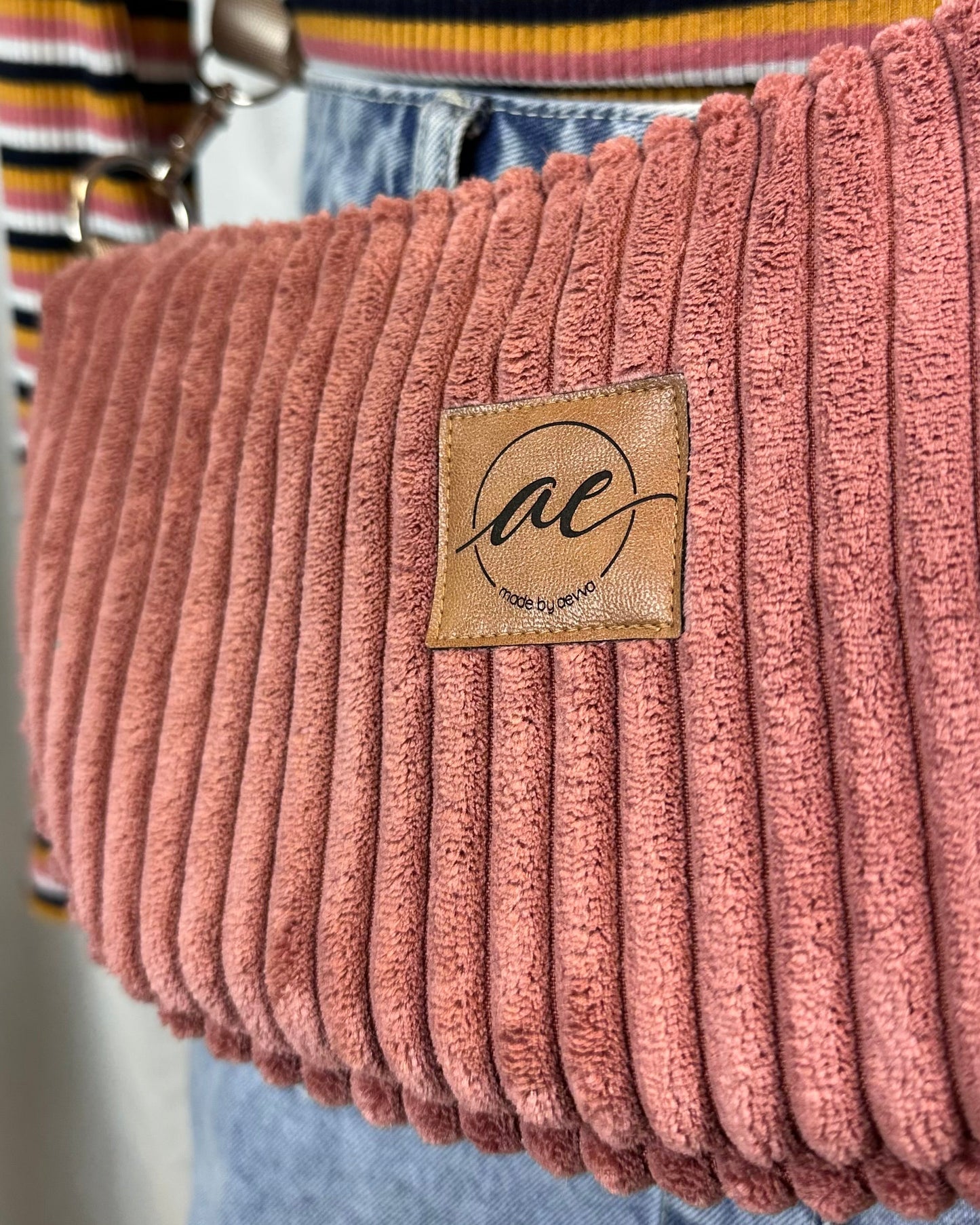 Handgemachte Half Moon Bag aus breitem Cord in antikrosa – Einzigartige und Stilvolle Taschen - madebyaevva
