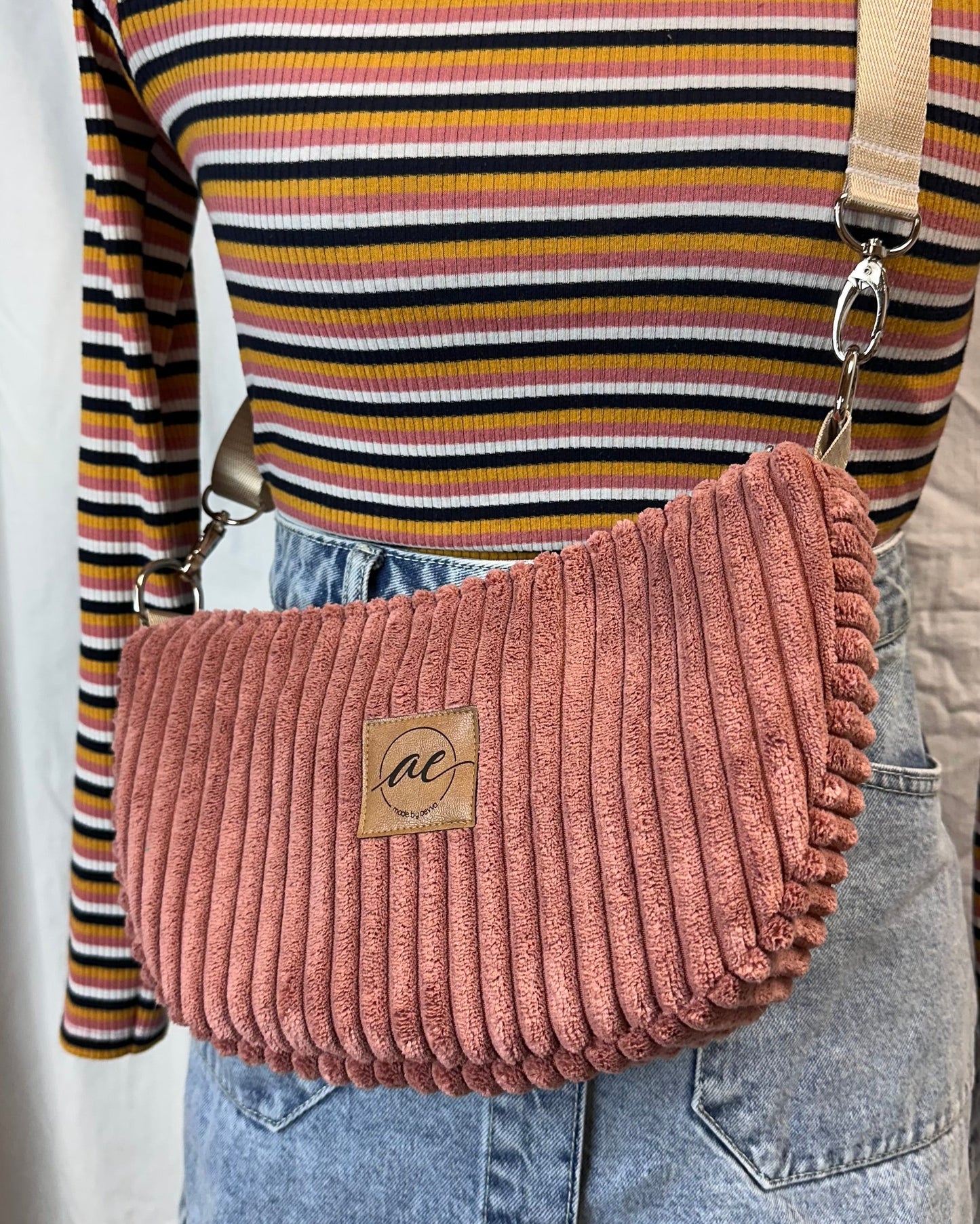 Handgemachte Half Moon Bag aus breitem Cord in antikrosa – Einzigartige und Stilvolle Taschen - madebyaevva