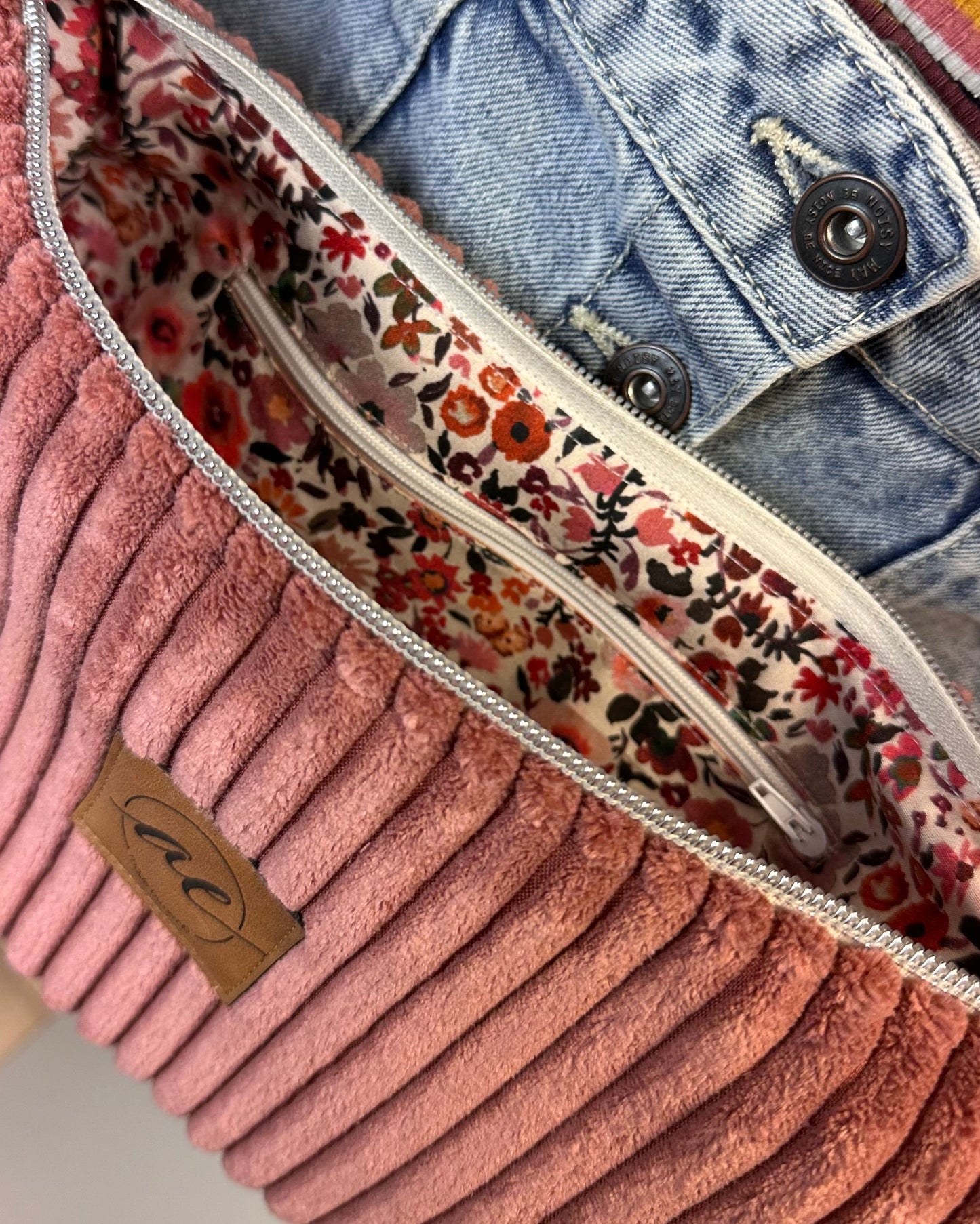 Handgemachte Half Moon Bag aus breitem Cord in antikrosa – Einzigartige und Stilvolle Taschen - madebyaevva