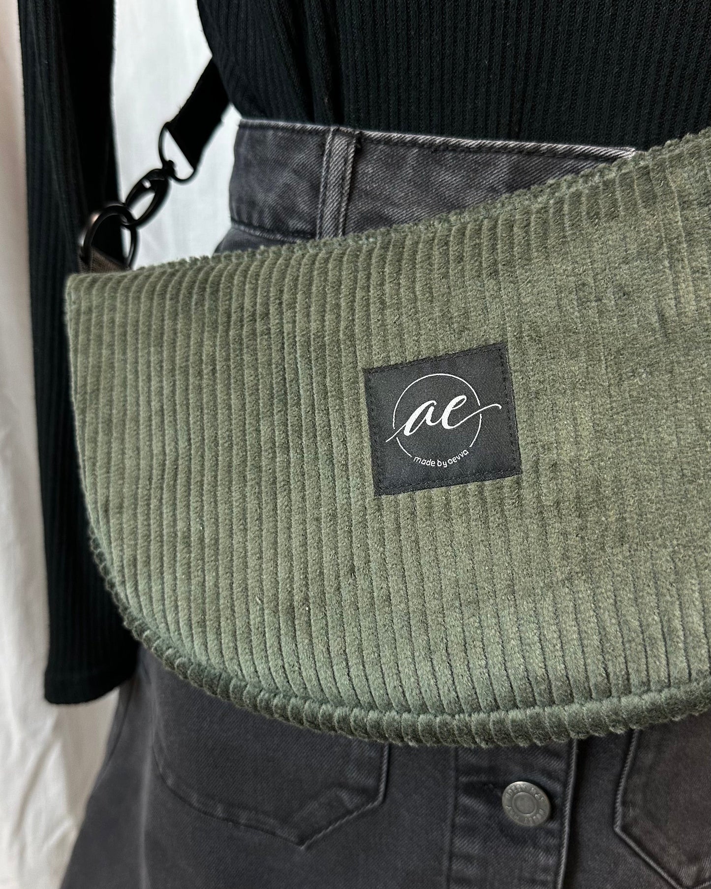 Handgemachte Half Moon Bag aus Cord in olive – Einzigartige und Stilvolle Taschen - madebyaevva