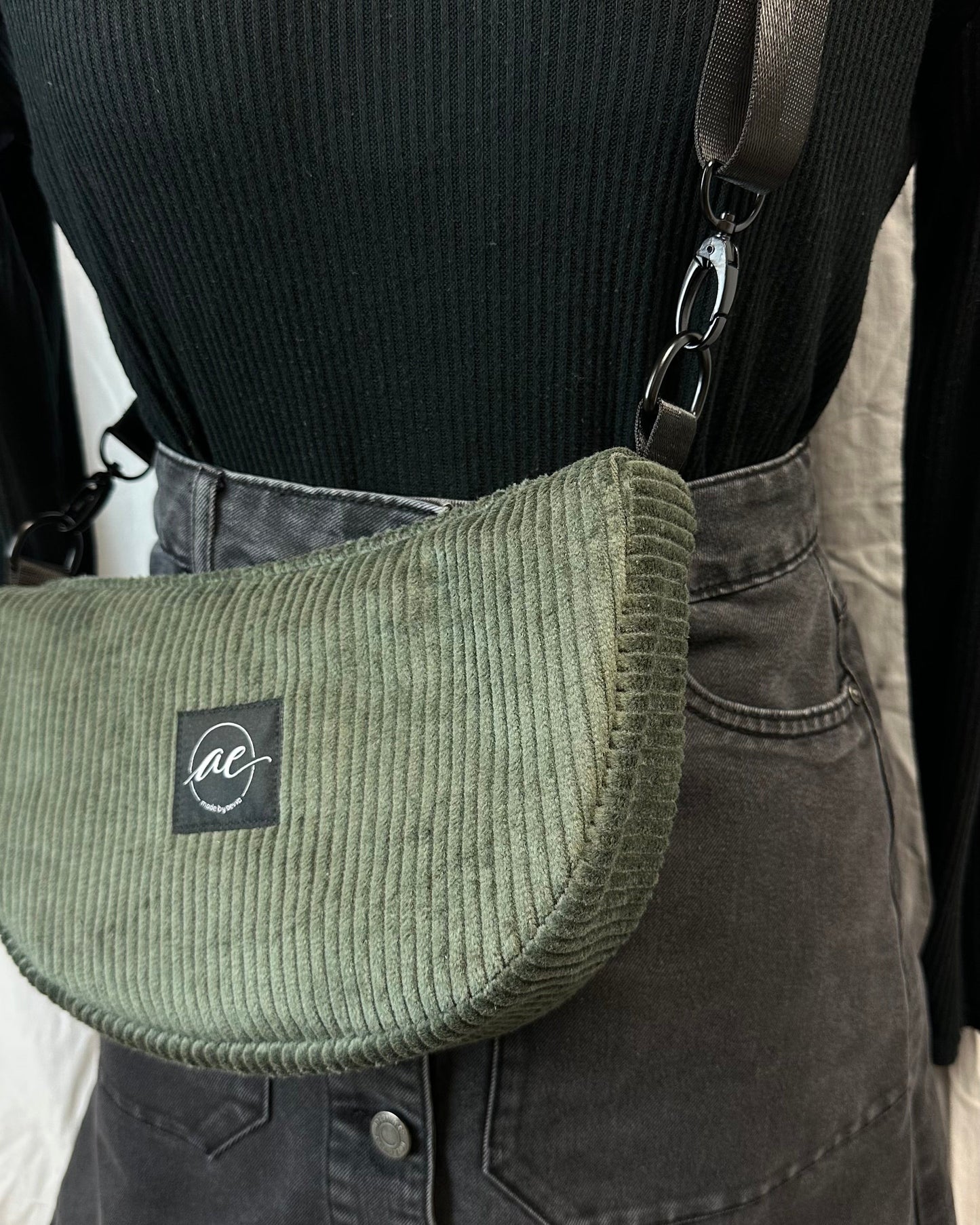 Handgemachte Half Moon Bag aus Cord in olive – Einzigartige und Stilvolle Taschen - madebyaevva