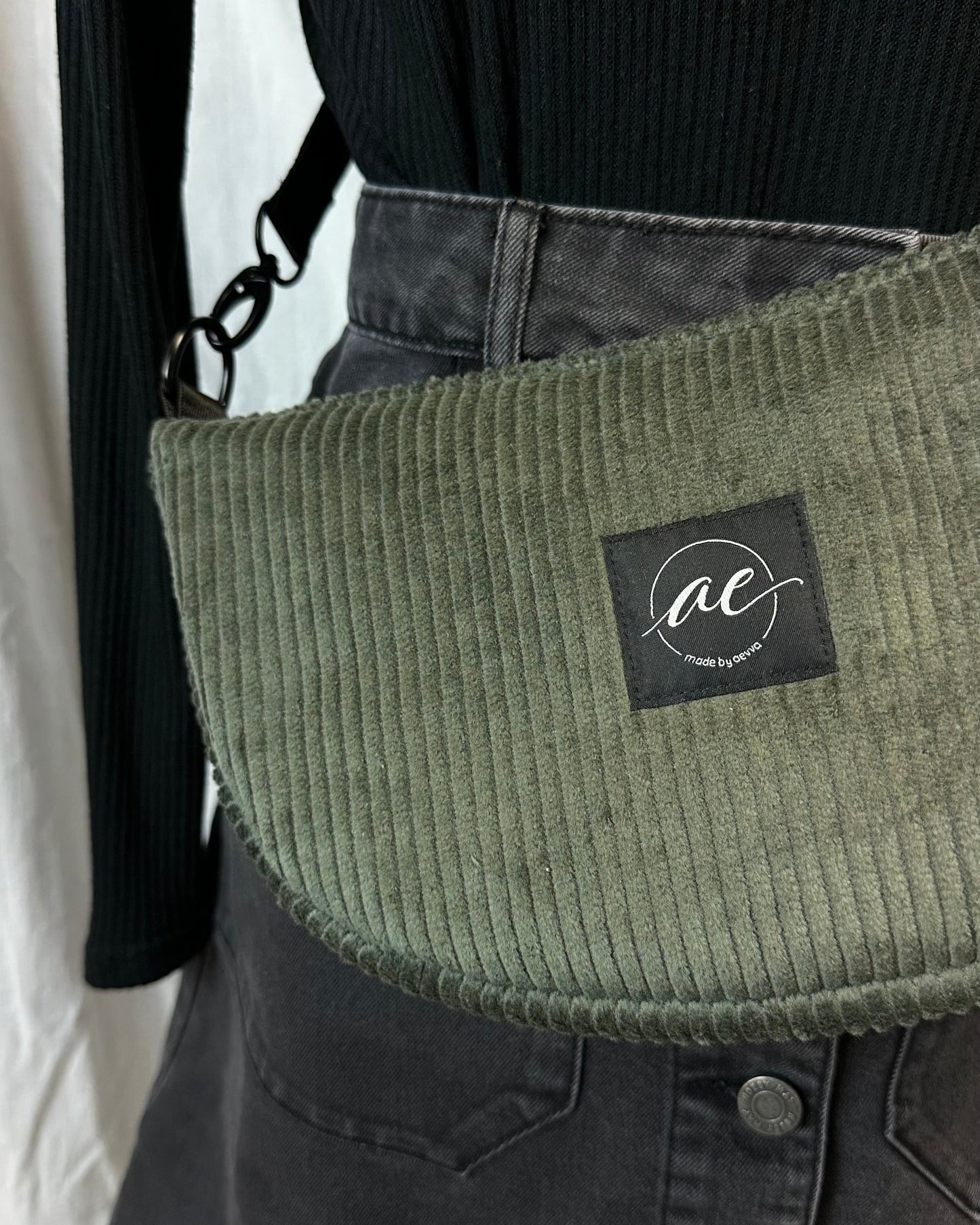 Handgemachte Half Moon Bag aus Cord in olive – Einzigartige und Stilvolle Taschen - madebyaevva