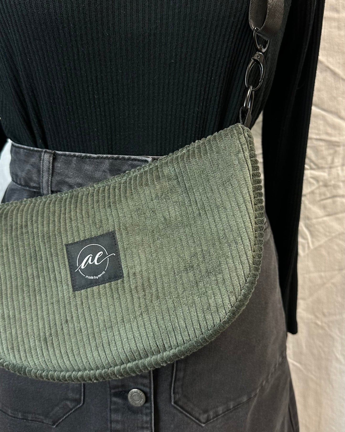 Handgemachte Half Moon Bag aus Cord in olive – Einzigartige und Stilvolle Taschen - madebyaevva