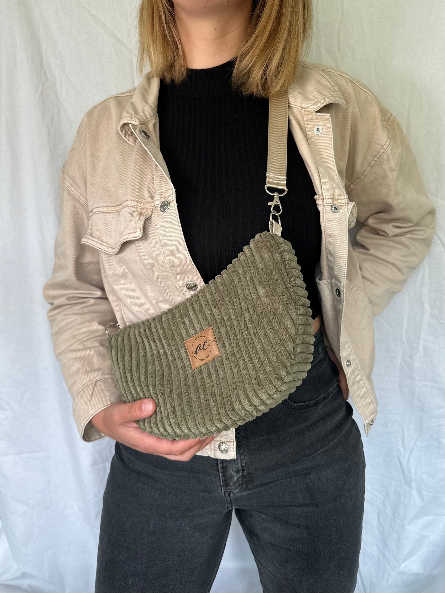 Handgemachte Half Moon Bag aus breitem Cord in olive – Einzigartige und Stilvolle Taschen - madebyaevva