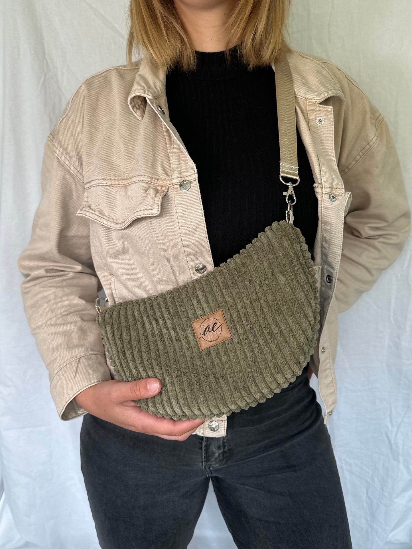 Handgemachte Half Moon Bag aus breitem Cord in olive – Einzigartige und Stilvolle Taschen - madebyaevva