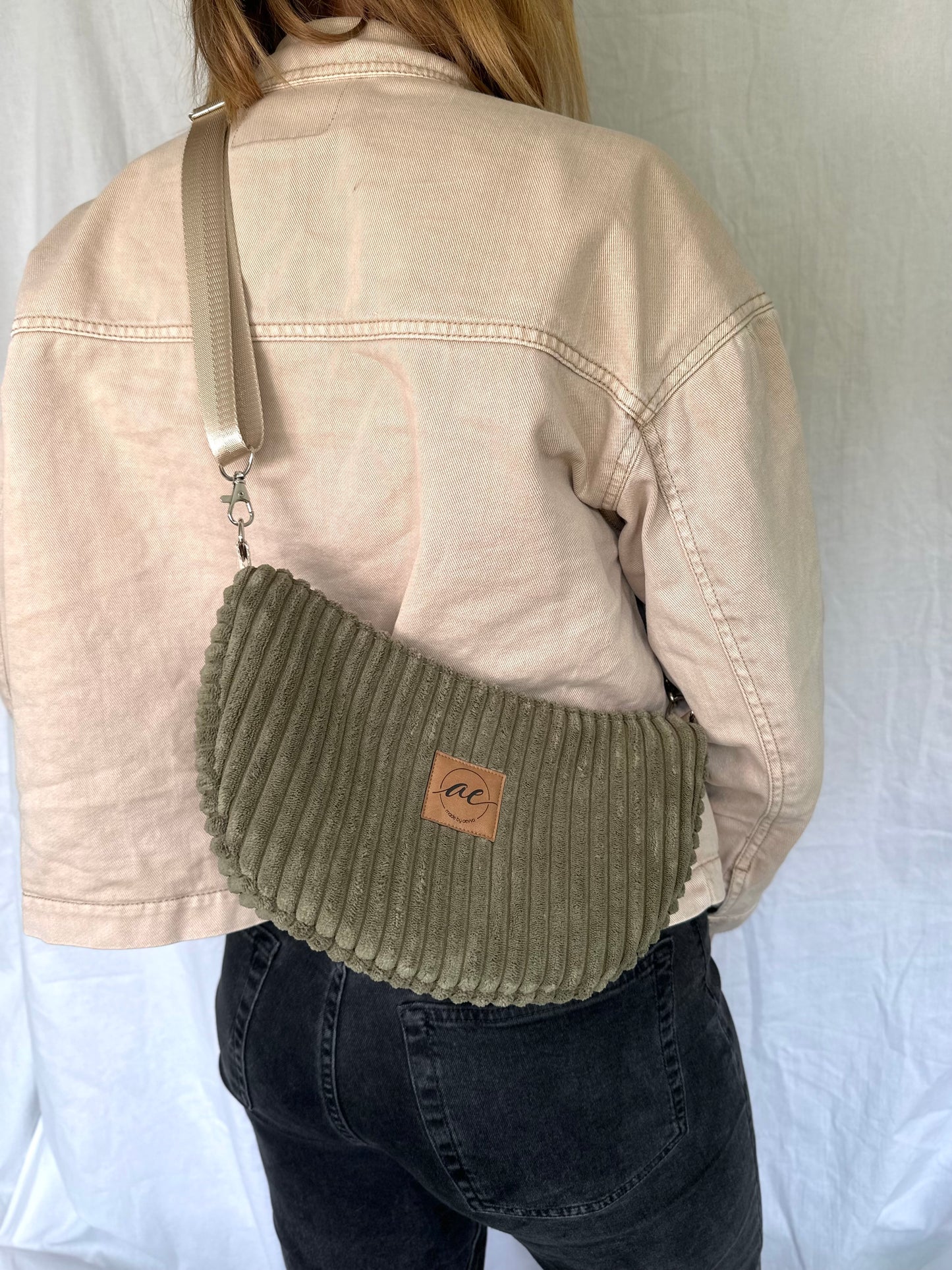 Handgemachte Half Moon Bag aus breitem Cord in olive – Einzigartige und Stilvolle Taschen - madebyaevva