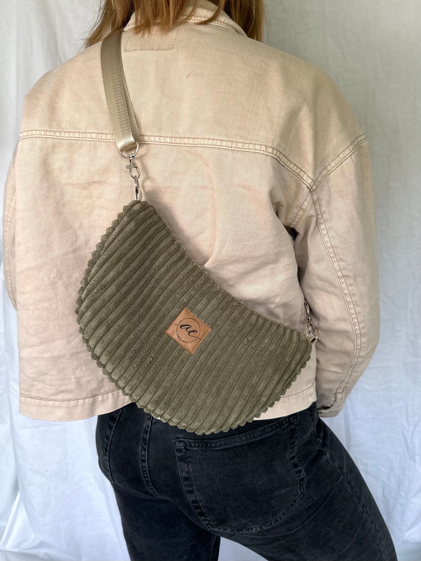 Handgemachte Half Moon Bag aus breitem Cord in olive – Einzigartige und Stilvolle Taschen - madebyaevva