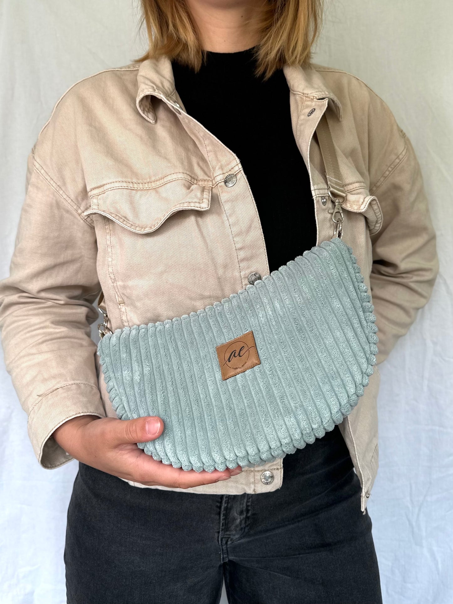 Handgemachte Half Moon Bag aus breitem Cord in mint – Einzigartige und Stilvolle Taschen - madebyaevva