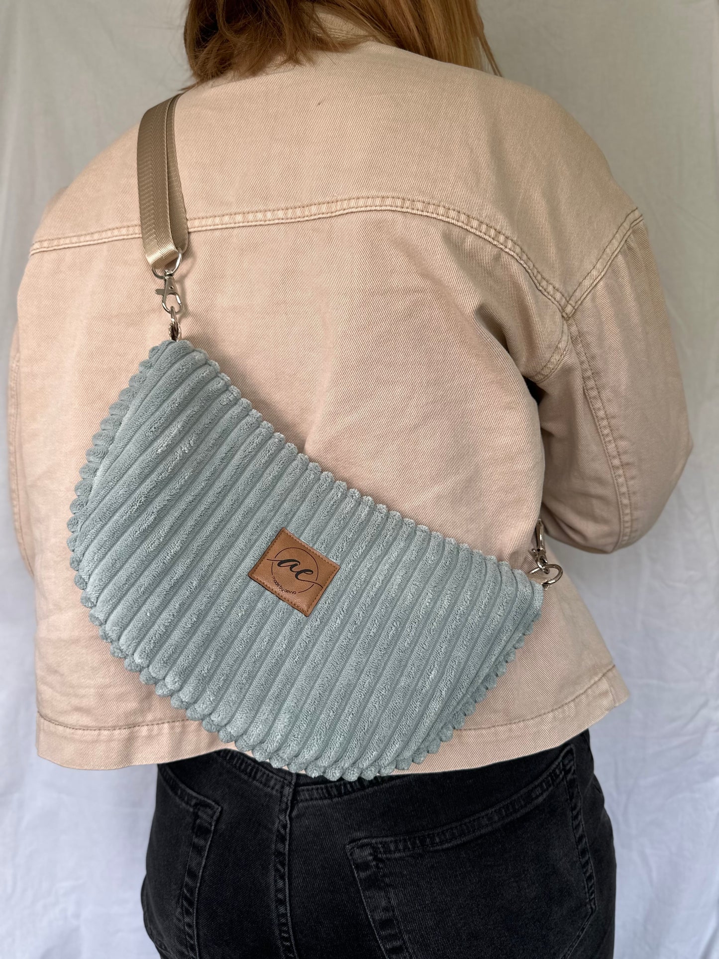 Handgemachte Half Moon Bag aus breitem Cord in mint – Einzigartige und Stilvolle Taschen - madebyaevva