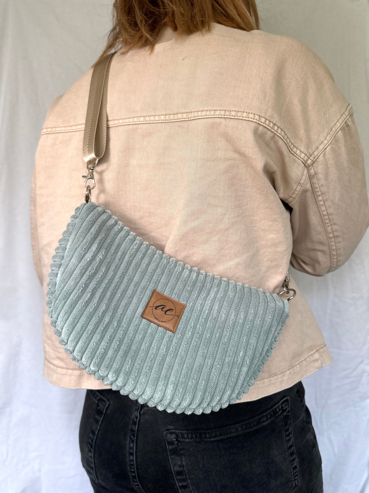 Handgemachte Half Moon Bag aus breitem Cord in mint – Einzigartige und Stilvolle Taschen - madebyaevva