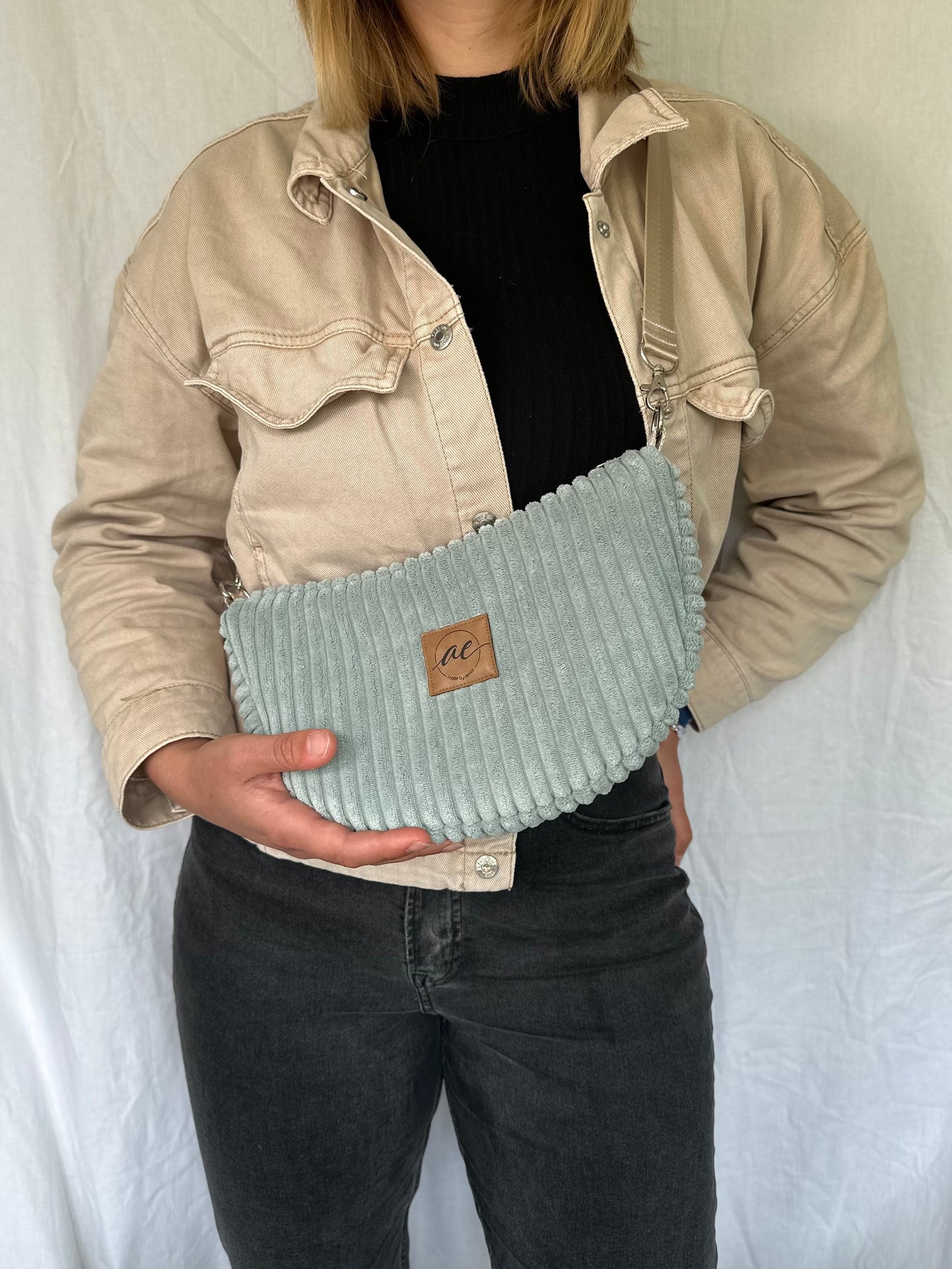 Handgemachte Half Moon Bag aus breitem Cord in mint – Einzigartige und Stilvolle Taschen - madebyaevva