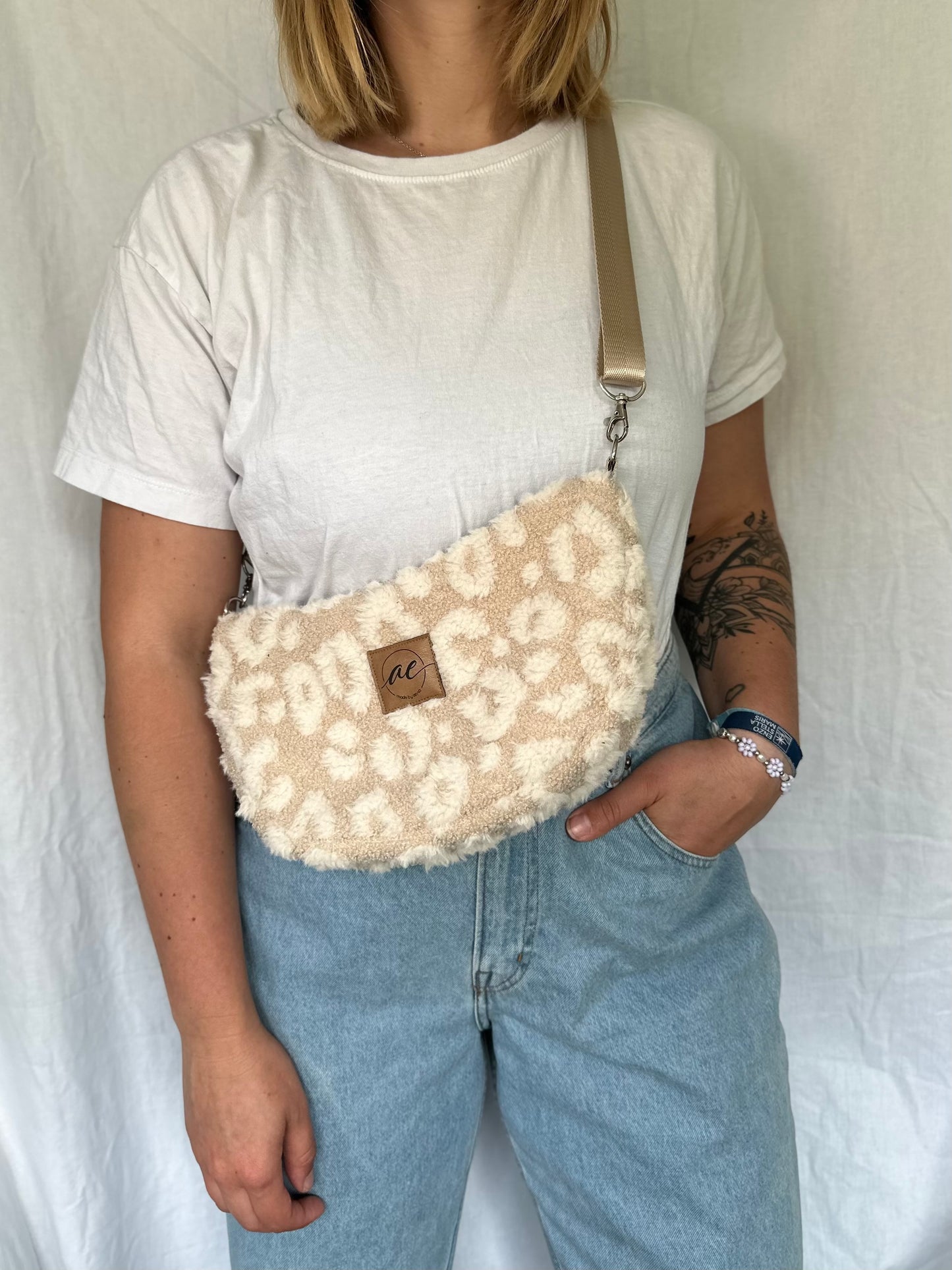 Handgemachte Half Moon Bag aus Teddystoff in Leo beige – Einzigartige und Stilvolle Taschen - madebyaevva
