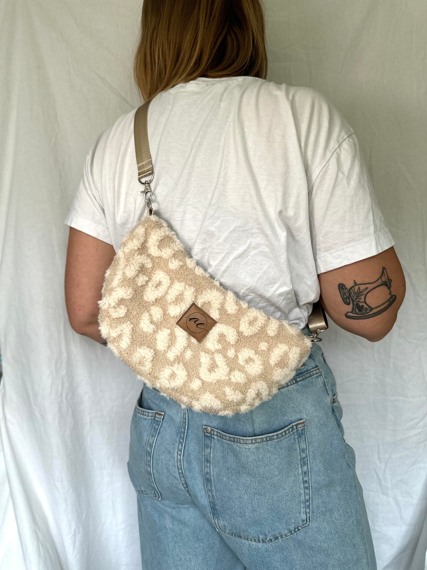 Handgemachte Half Moon Bag aus Teddystoff in Leo beige – Einzigartige und Stilvolle Taschen - madebyaevva