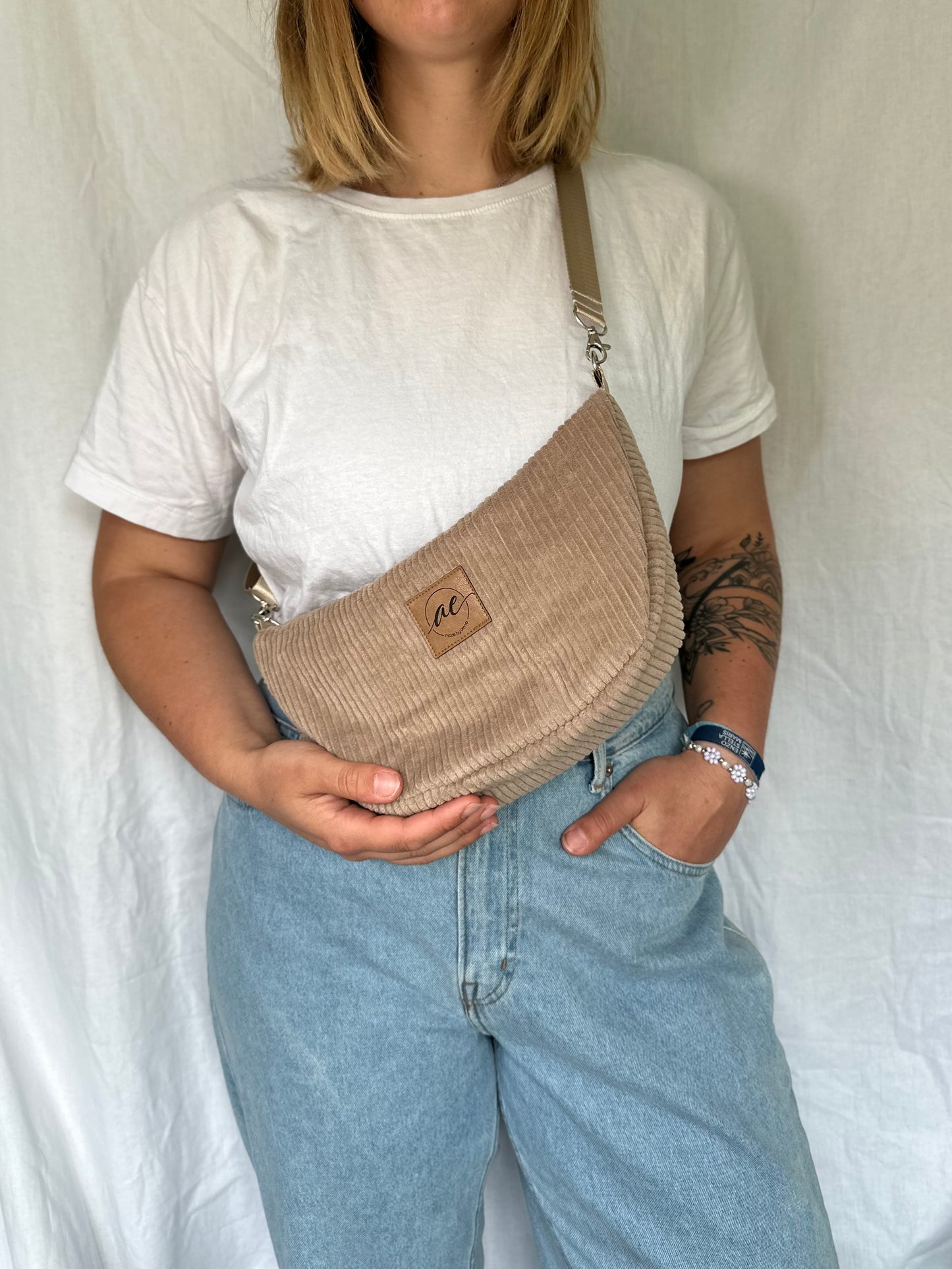 Handgemachte Half Moon Bag aus Cord in beige – Einzigartige und Stilvolle Taschen - madebyaevva