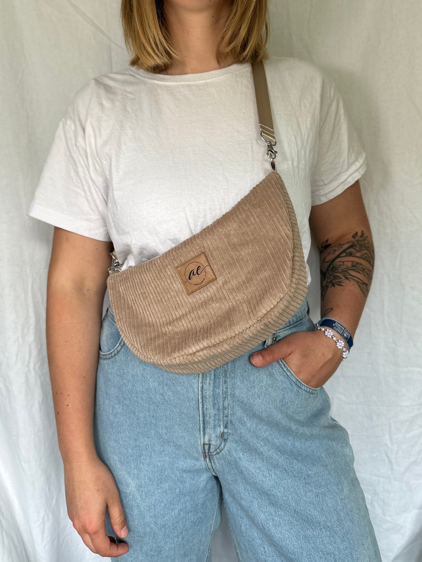 Handgemachte Half Moon Bag aus Cord in beige – Einzigartige und Stilvolle Taschen - madebyaevva
