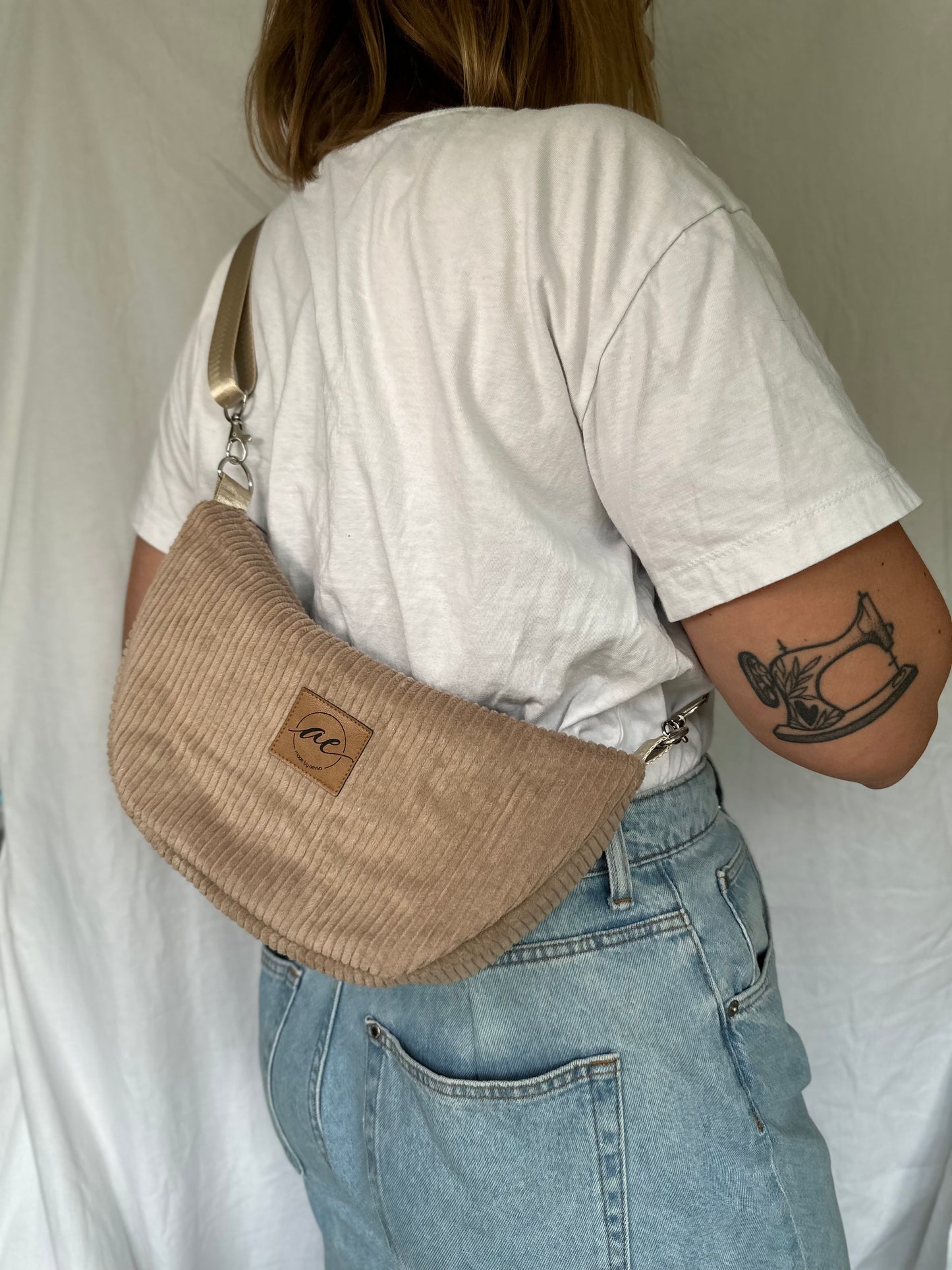 Handgemachte Half Moon Bag aus Cord in beige – Einzigartige und Stilvolle Taschen - madebyaevva