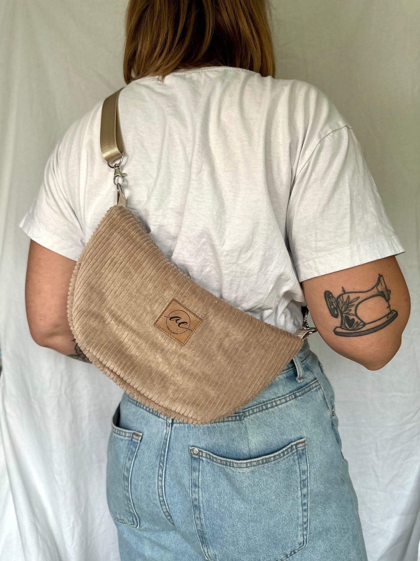 Handgemachte Half Moon Bag aus Cord in beige – Einzigartige und Stilvolle Taschen - madebyaevva