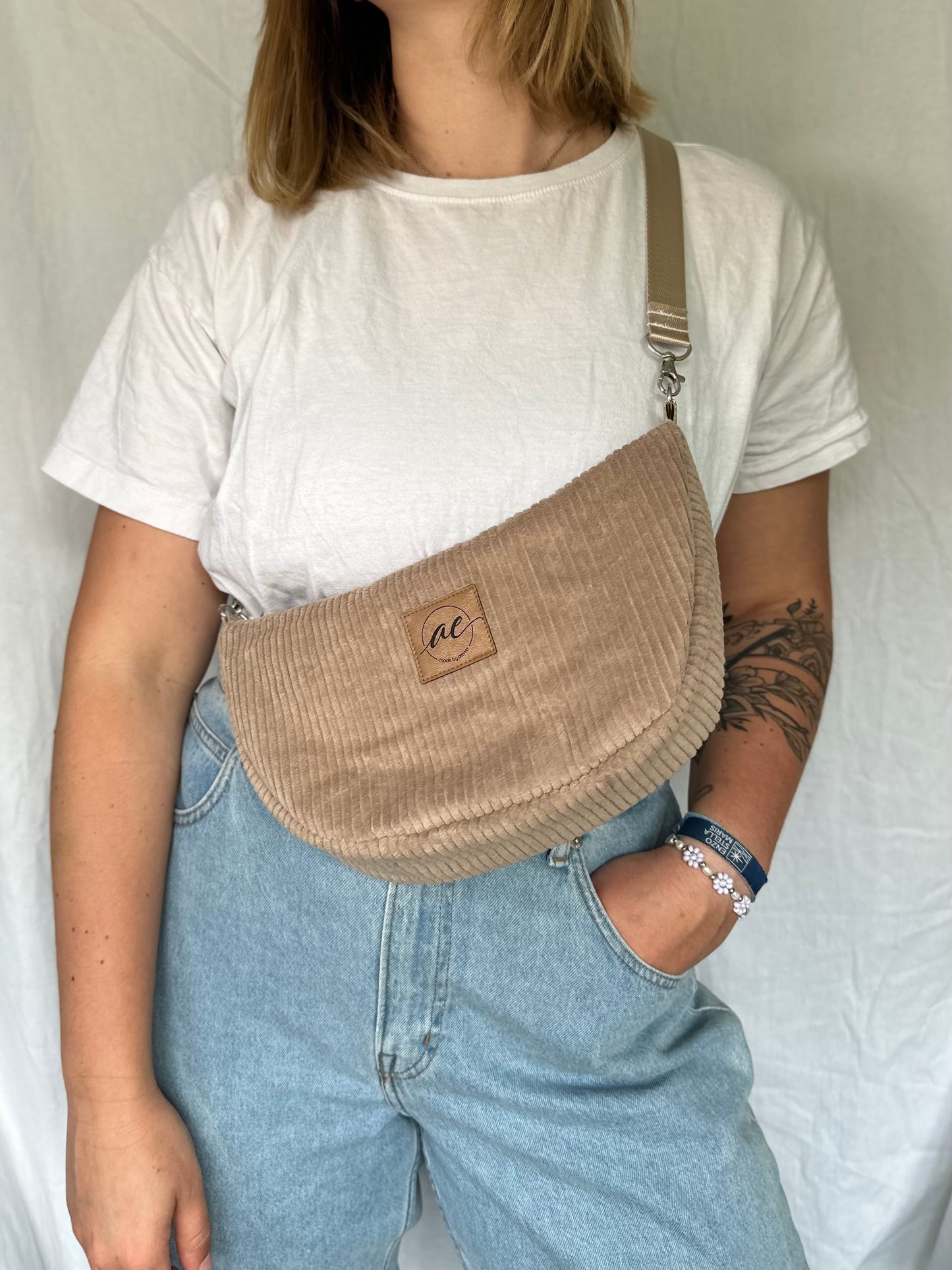 Handgemachte Half Moon Bag aus Cord in beige – Einzigartige und Stilvolle Taschen - madebyaevva