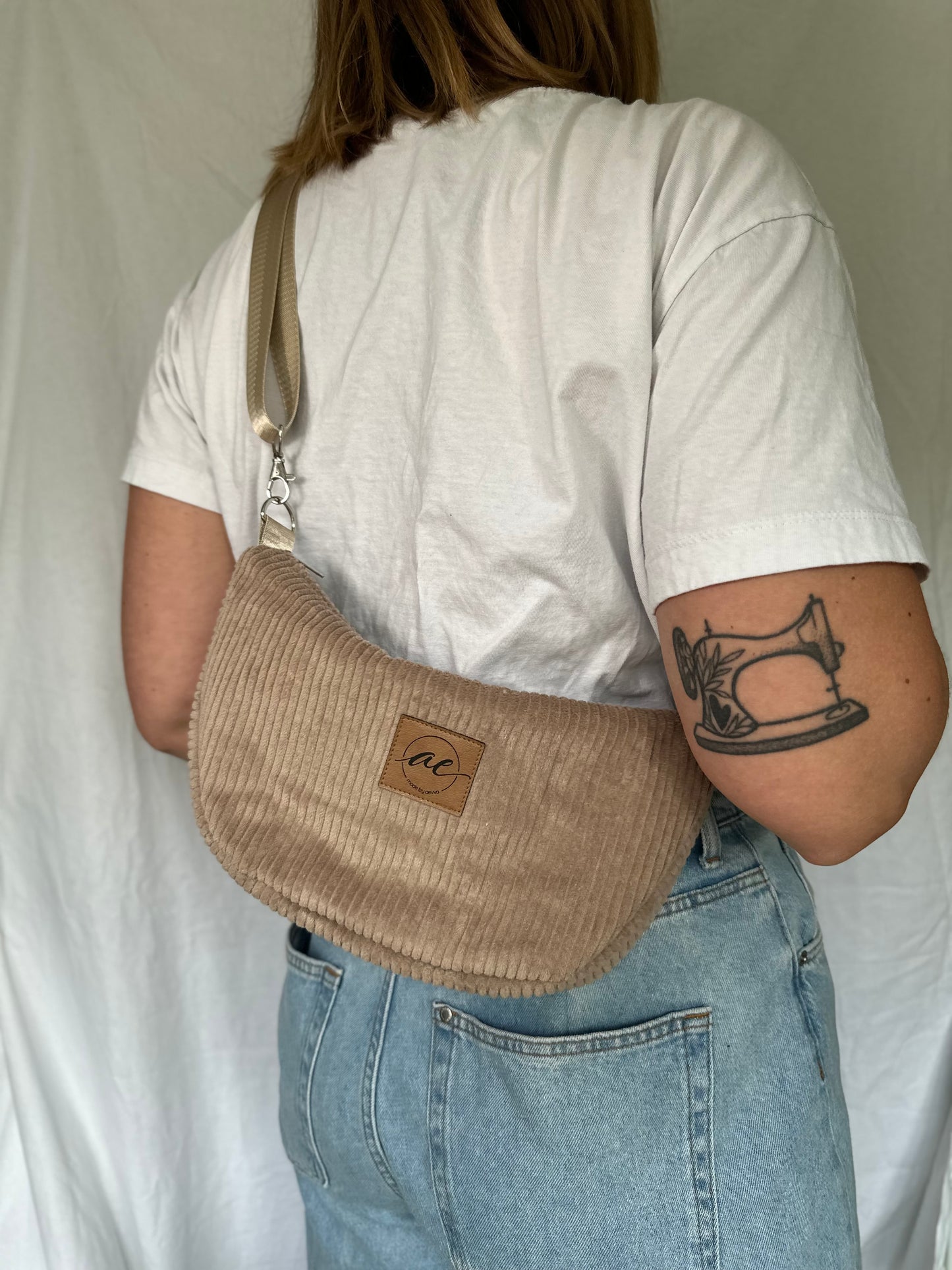 Handgemachte Half Moon Bag aus Cord in beige – Einzigartige und Stilvolle Taschen - madebyaevva