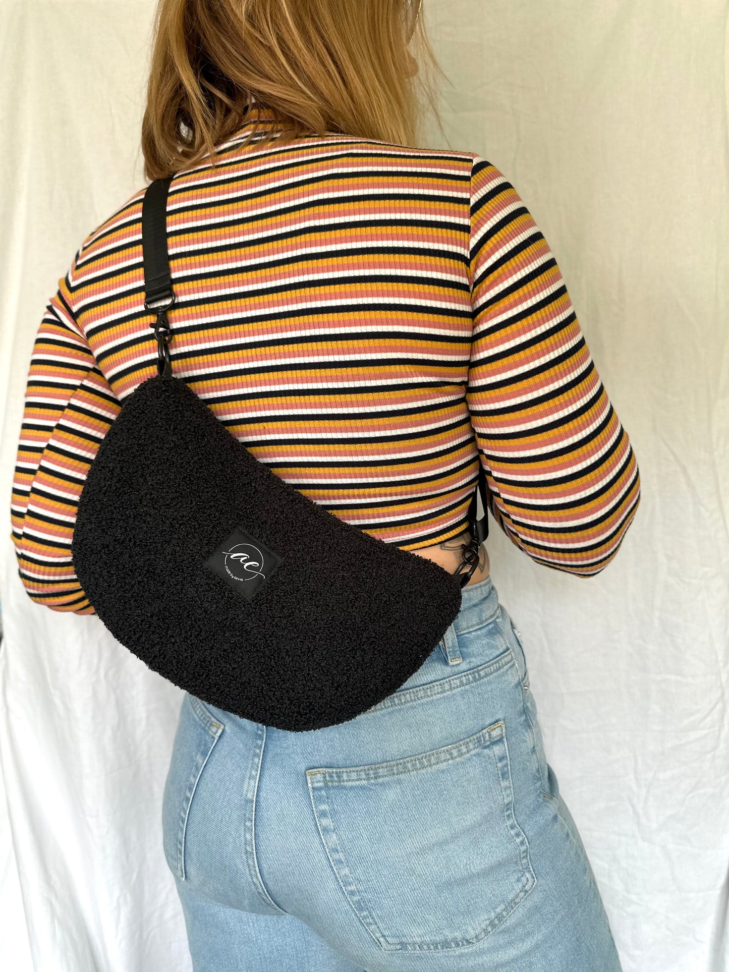 Half Moon Bag aus Teddy in schwarz – Einzigartige und Stilvolle Taschen - madebyaevva