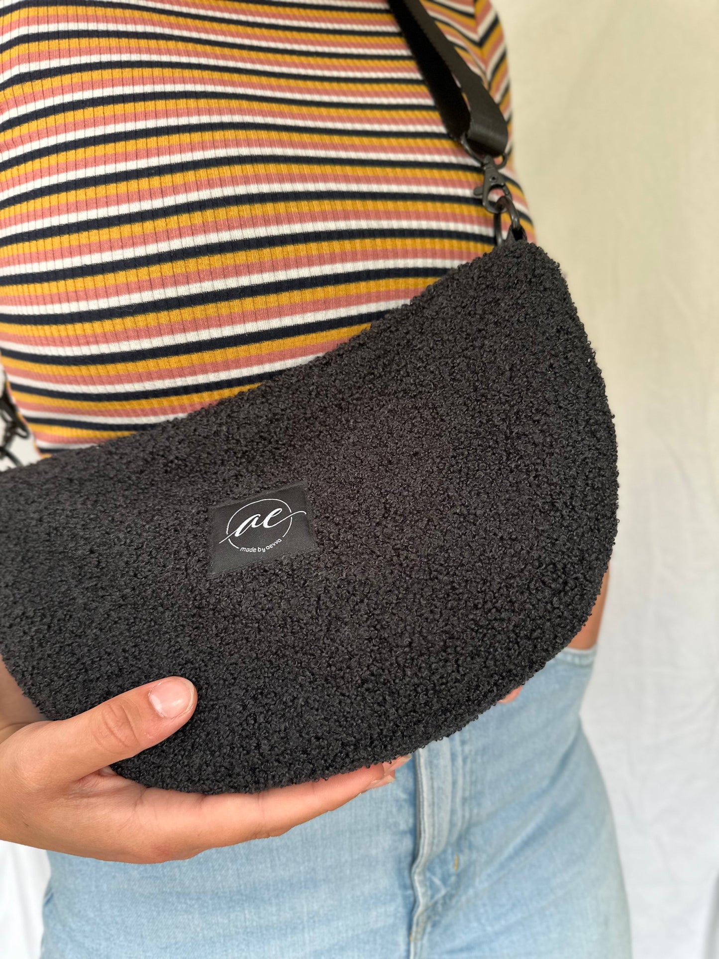 Half Moon Bag aus Teddy in schwarz – Einzigartige und Stilvolle Taschen - madebyaevva