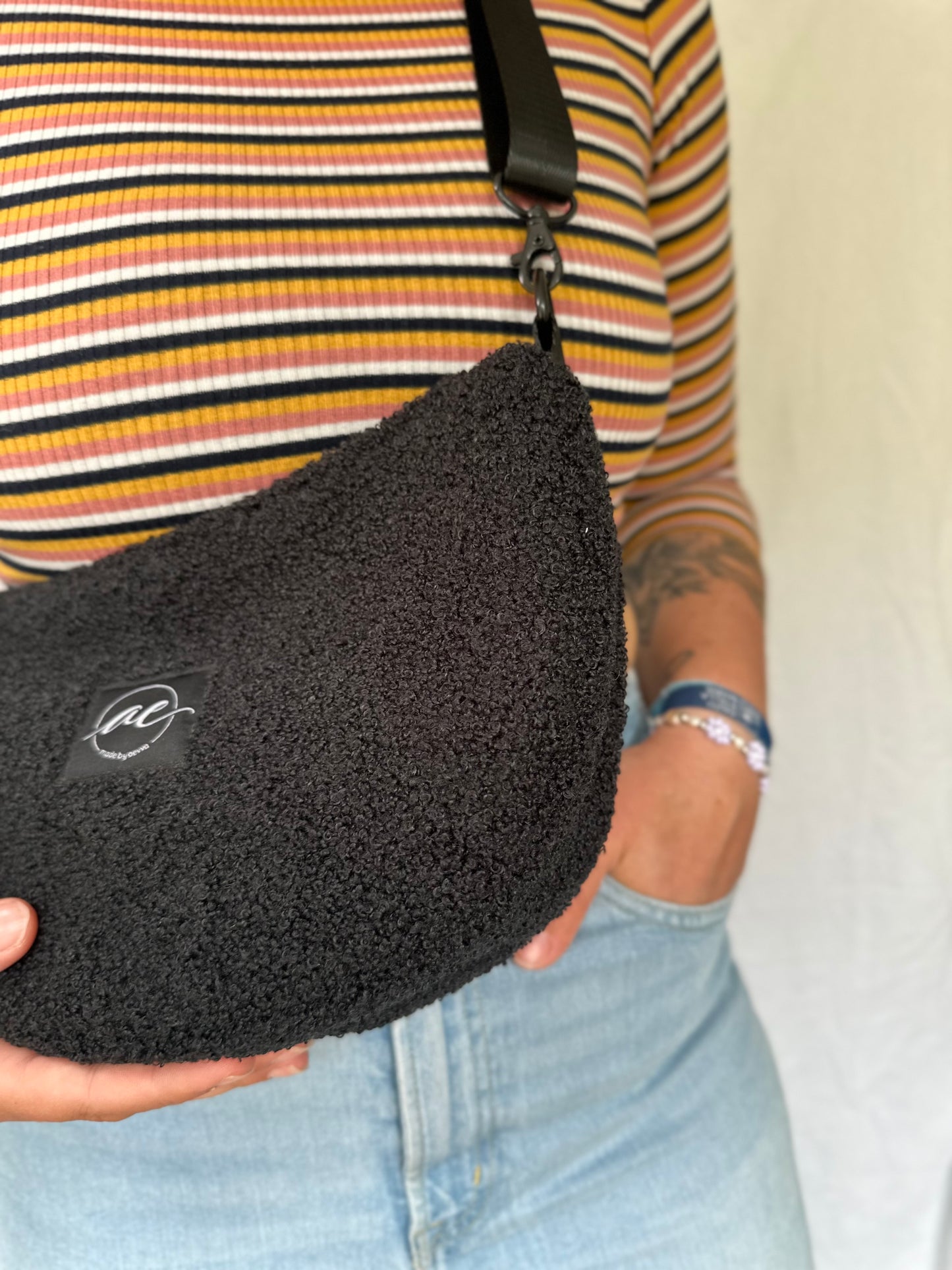 Half Moon Bag aus Teddy in schwarz – Einzigartige und Stilvolle Taschen - madebyaevva
