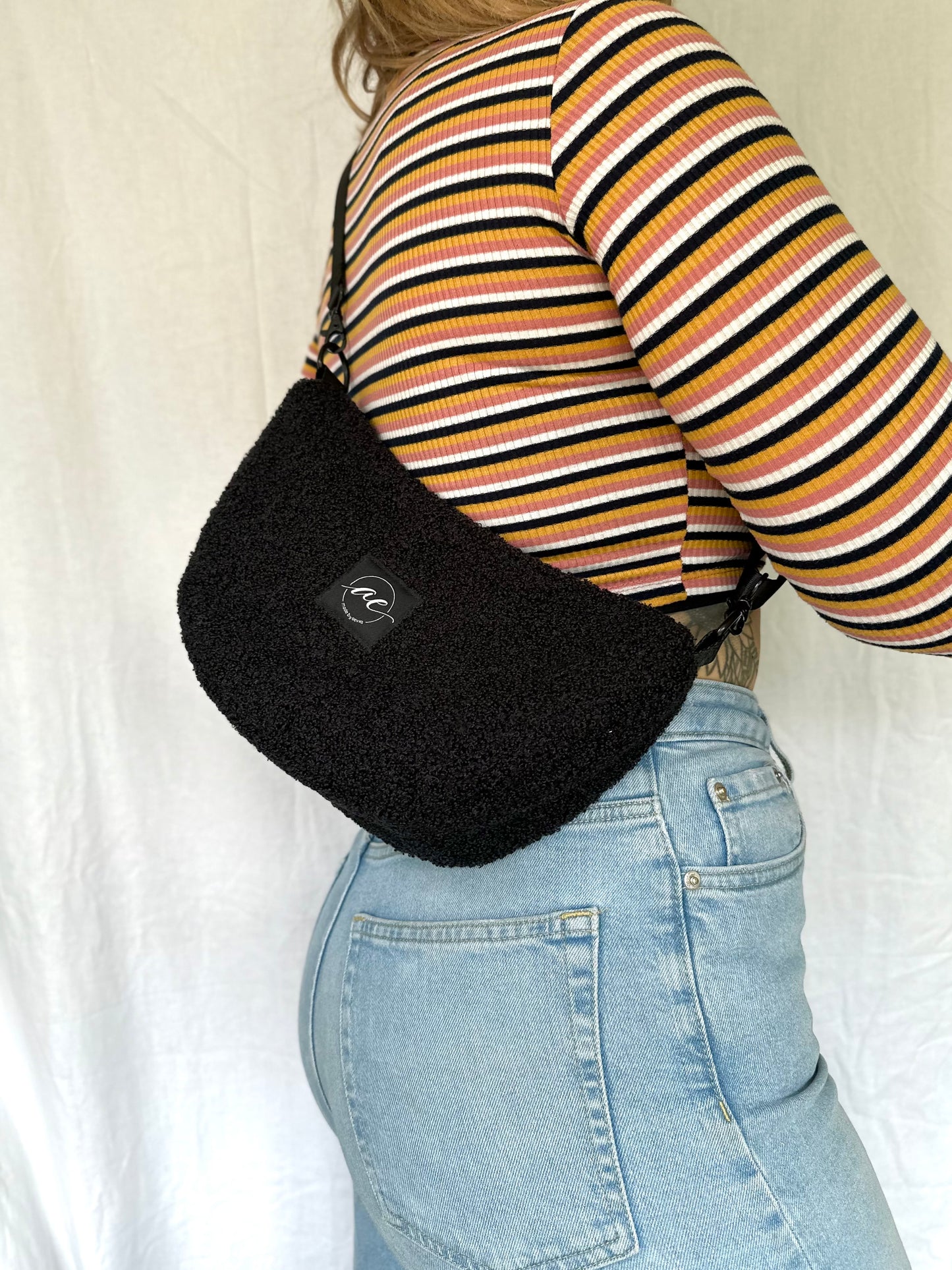 Half Moon Bag aus Teddy in schwarz – Einzigartige und Stilvolle Taschen - madebyaevva