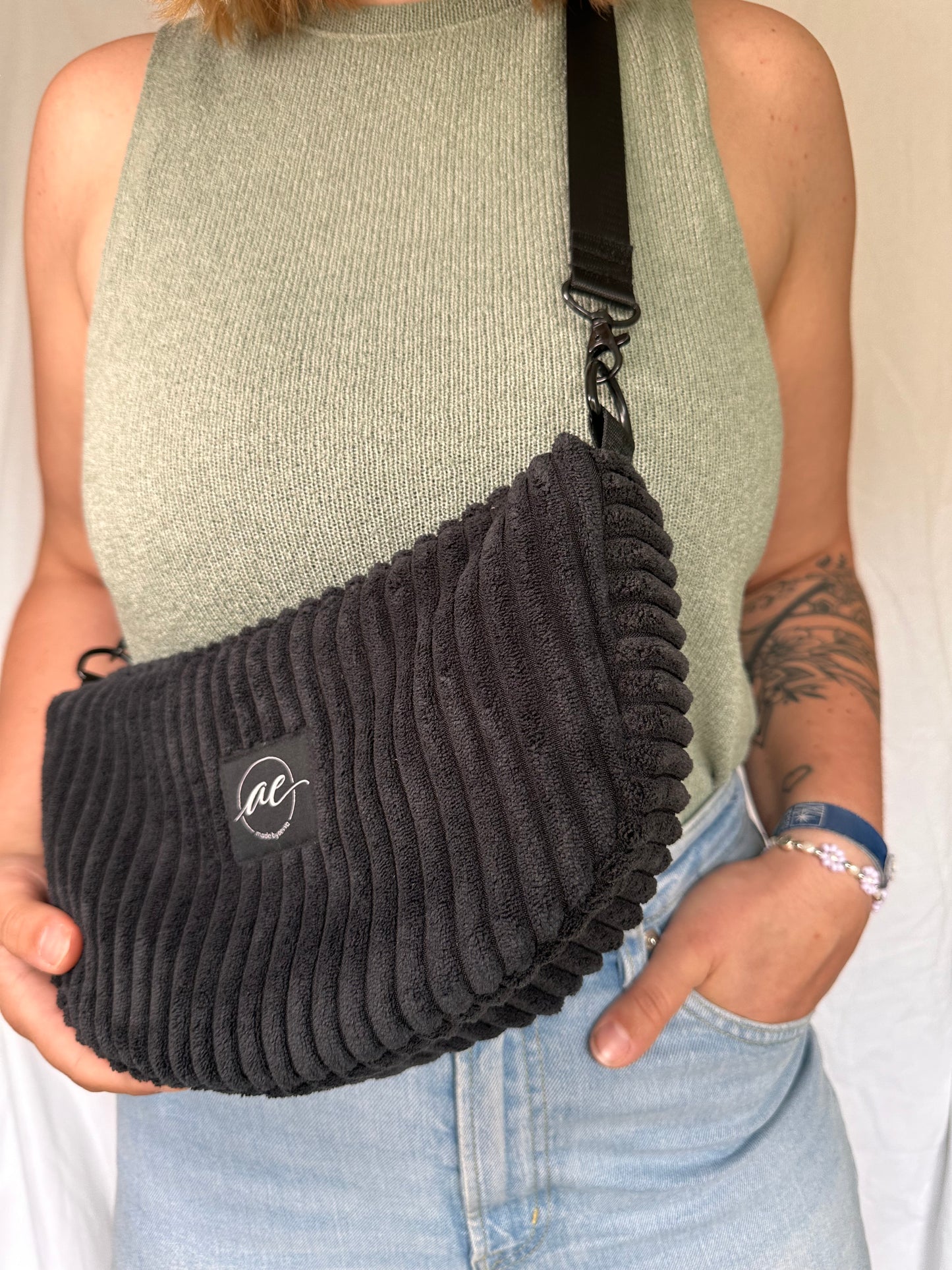 Handgemachte Half Moon Bag aus breitem Cord in schwarz – Einzigartige und Stilvolle Taschen - madebyaevva