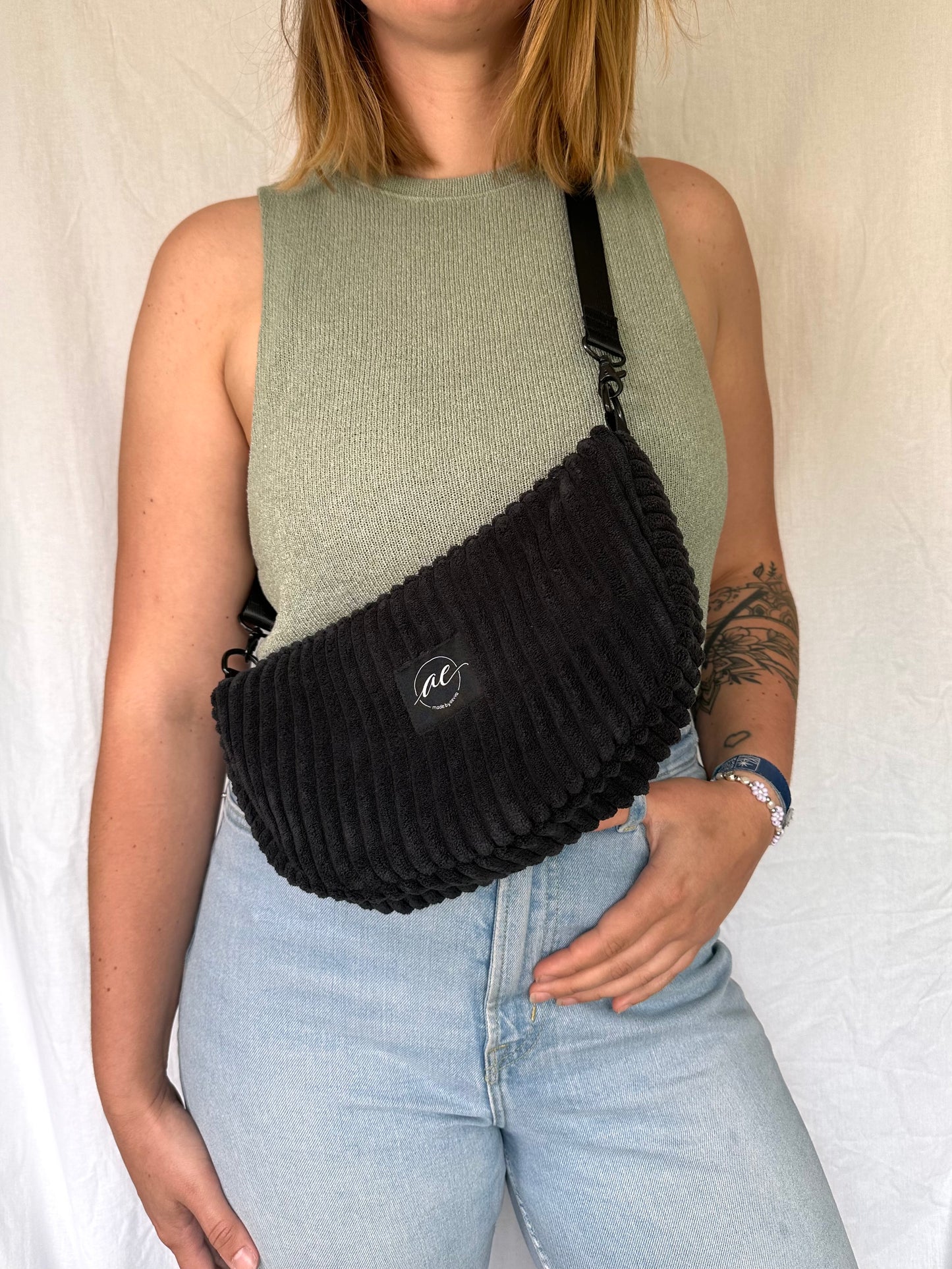 Handgemachte Half Moon Bag aus breitem Cord in schwarz – Einzigartige und Stilvolle Taschen - madebyaevva