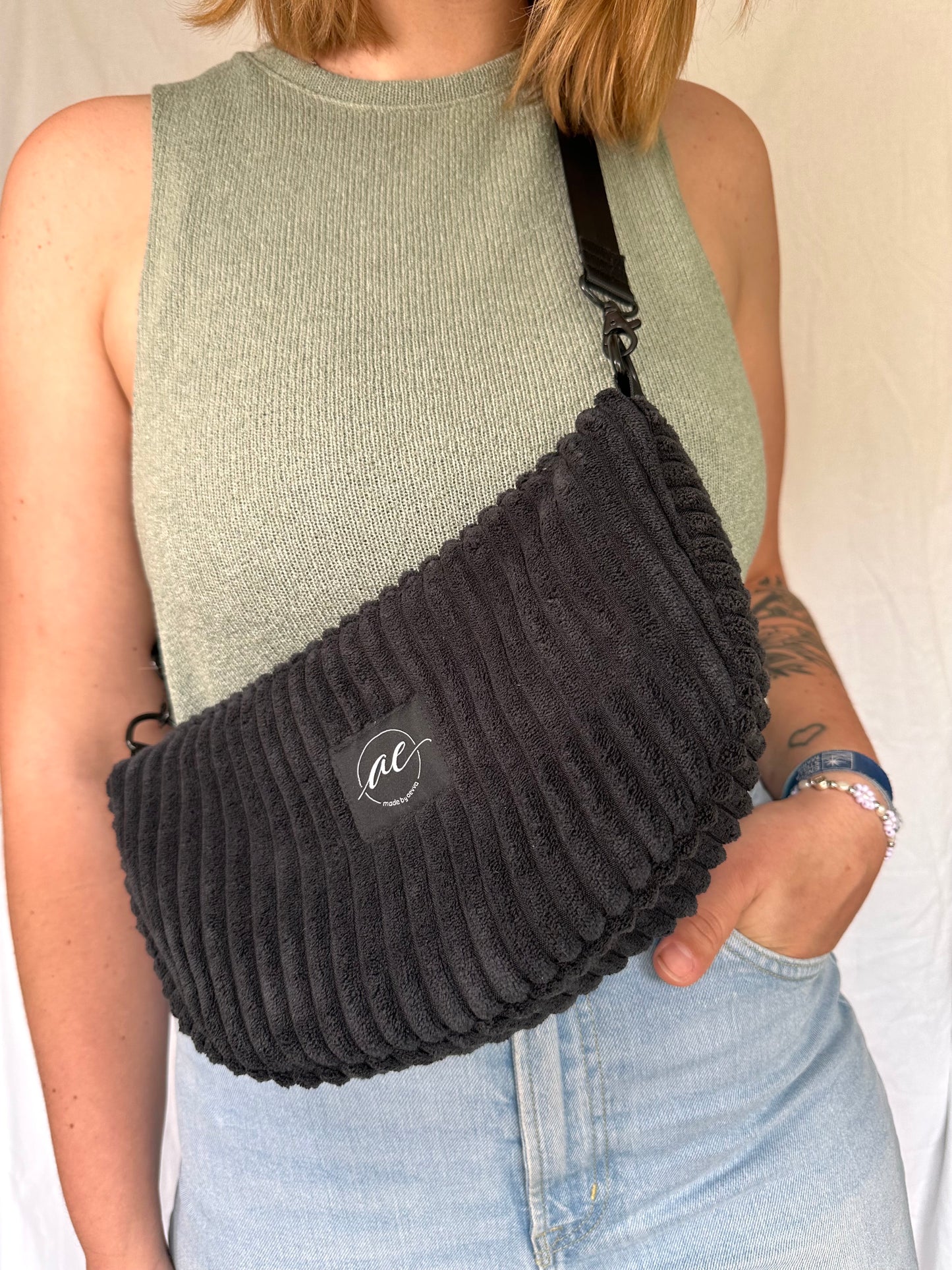 Handgemachte Half Moon Bag aus breitem Cord in schwarz – Einzigartige und Stilvolle Taschen - madebyaevva