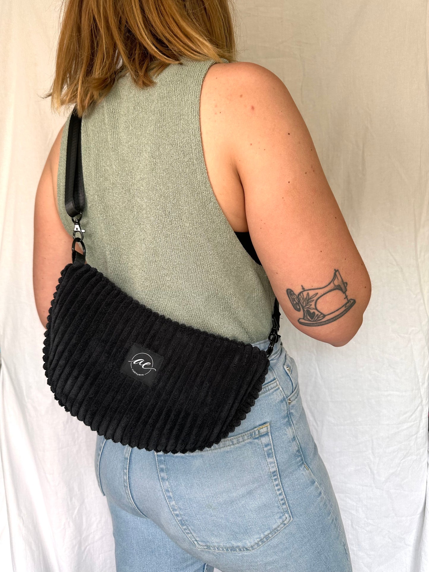 Handgemachte Half Moon Bag aus breitem Cord in schwarz – Einzigartige und Stilvolle Taschen - madebyaevva