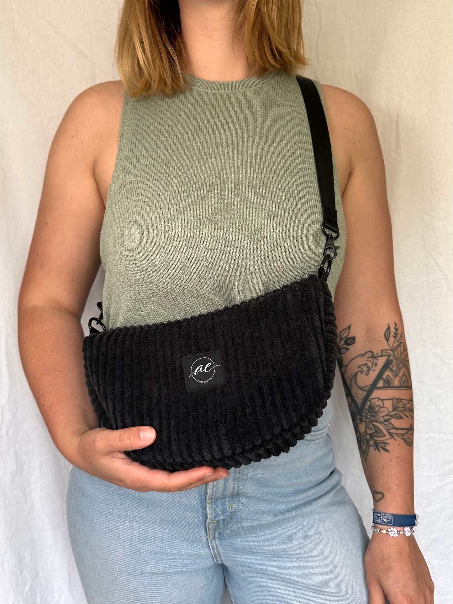 Handgemachte Half Moon Bag aus breitem Cord in schwarz – Einzigartige und Stilvolle Taschen - madebyaevva