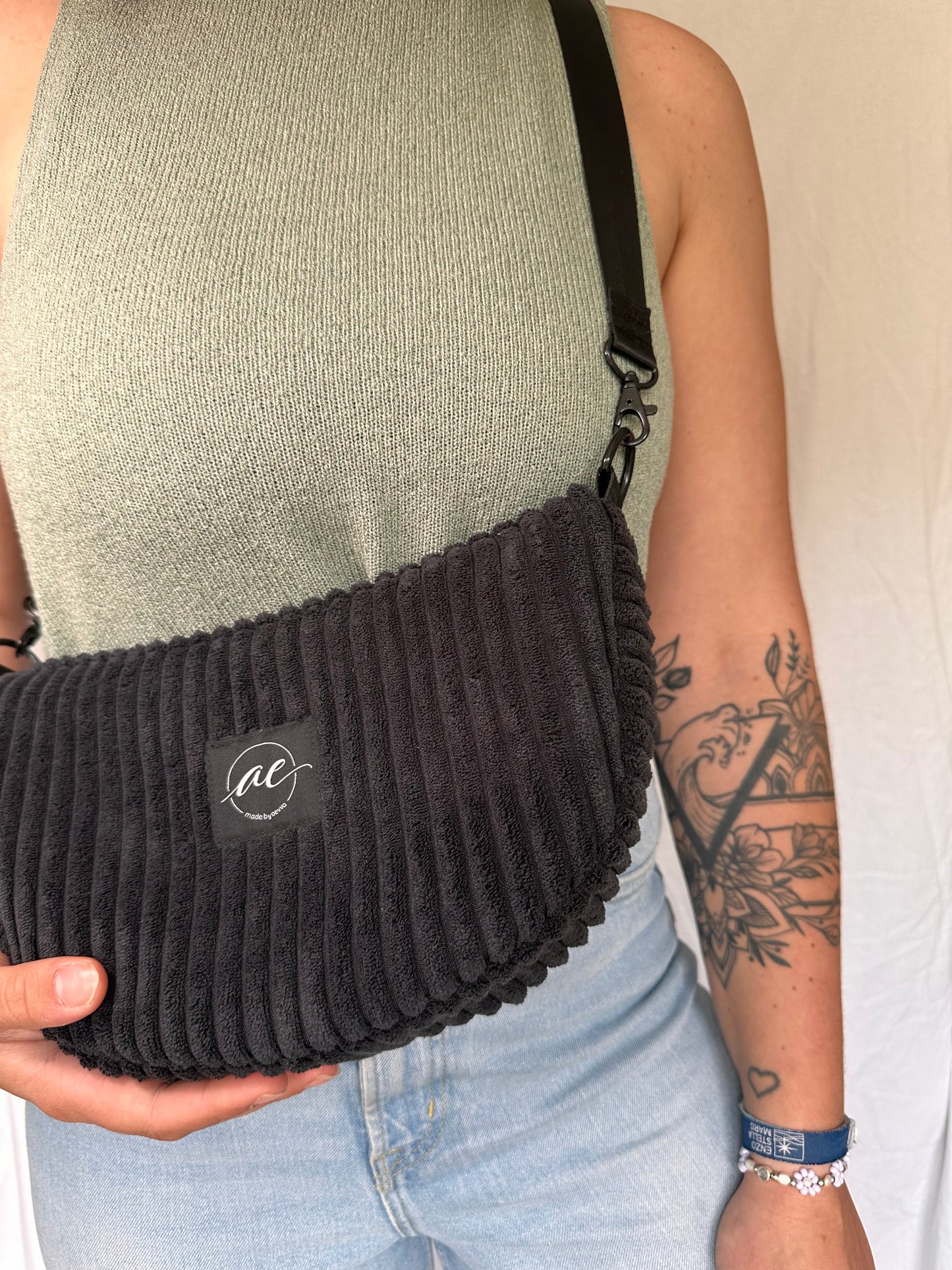 Handgemachte Half Moon Bag aus breitem Cord in schwarz – Einzigartige und Stilvolle Taschen - madebyaevva