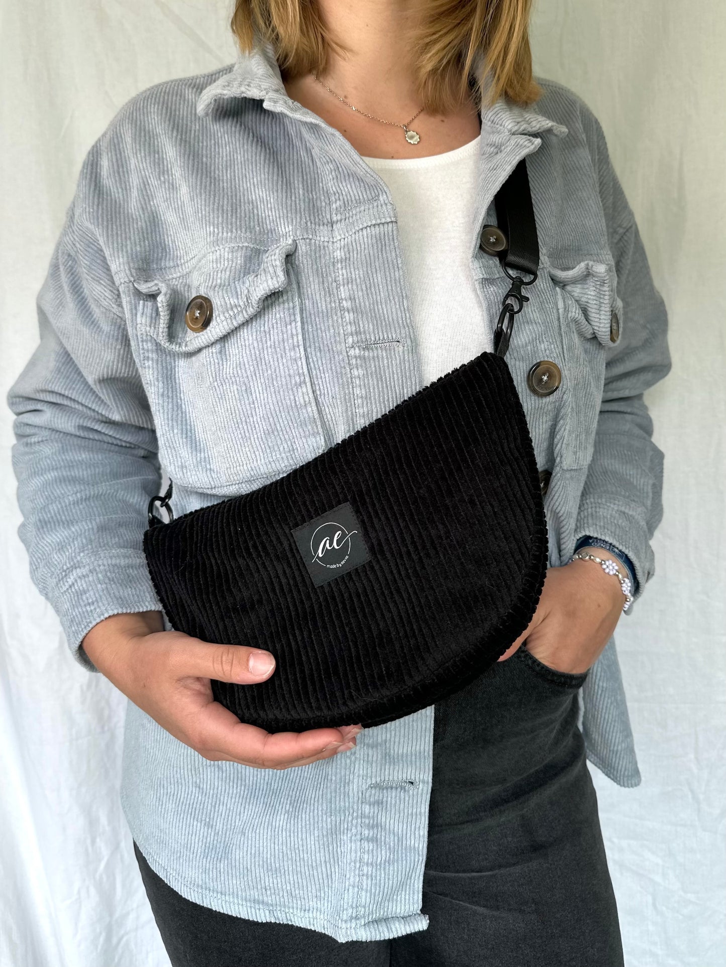 Handgemachte Half Moon Bag aus Cord in schwarz – Einzigartige und Stilvolle Taschen - madebyaevva