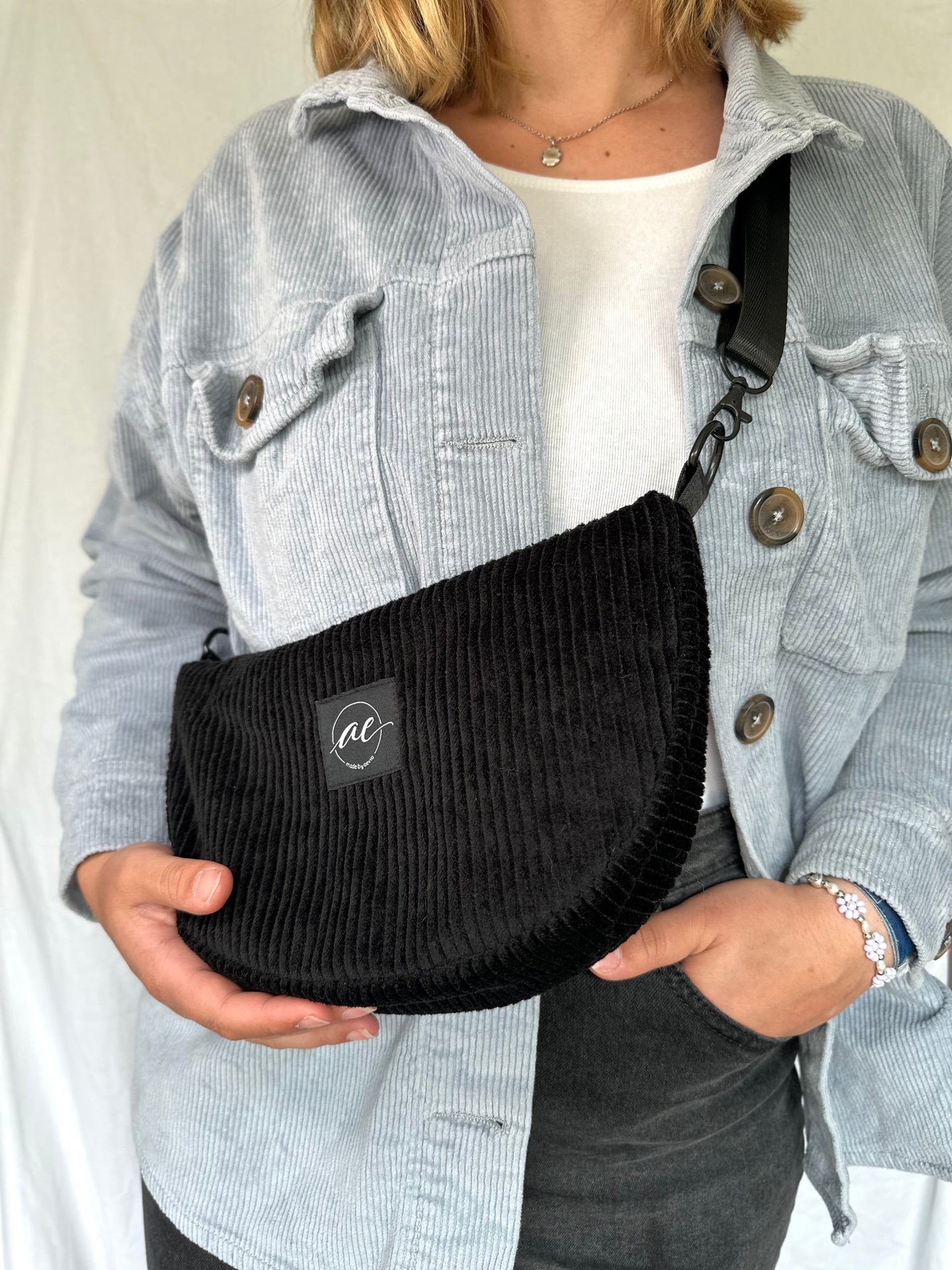 Handgemachte Half Moon Bag aus Cord in schwarz – Einzigartige und Stilvolle Taschen - madebyaevva