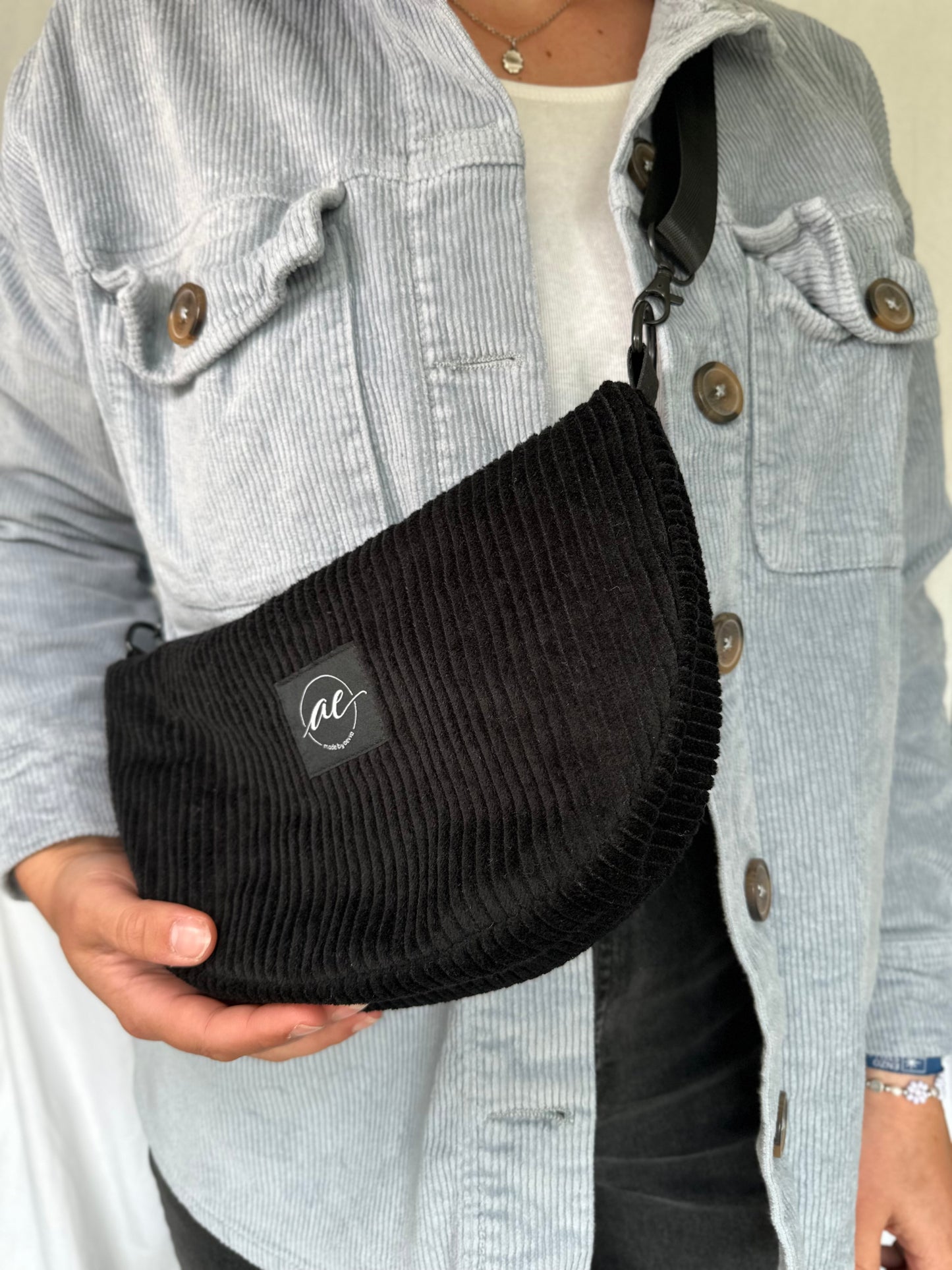 Handgemachte Half Moon Bag aus Cord in schwarz – Einzigartige und Stilvolle Taschen - madebyaevva