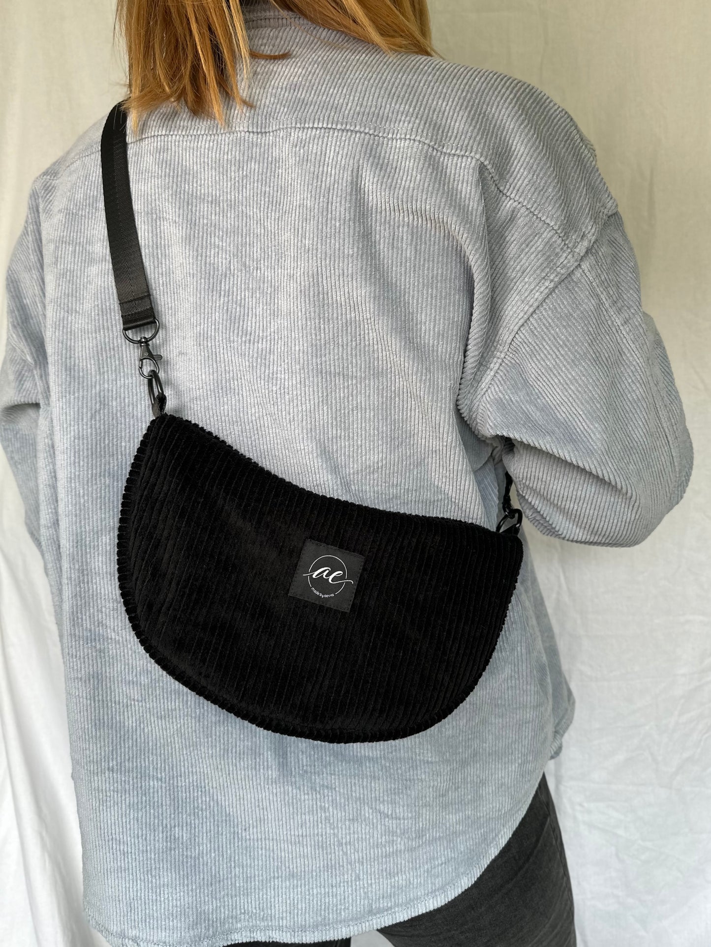 Handgemachte Half Moon Bag aus Cord in schwarz – Einzigartige und Stilvolle Taschen - madebyaevva
