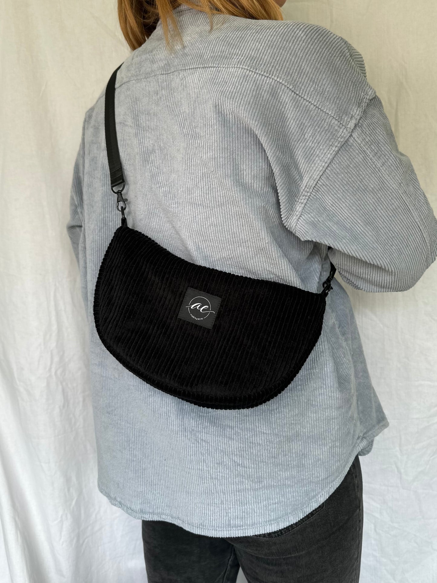 Handgemachte Half Moon Bag aus Cord in schwarz – Einzigartige und Stilvolle Taschen - madebyaevva