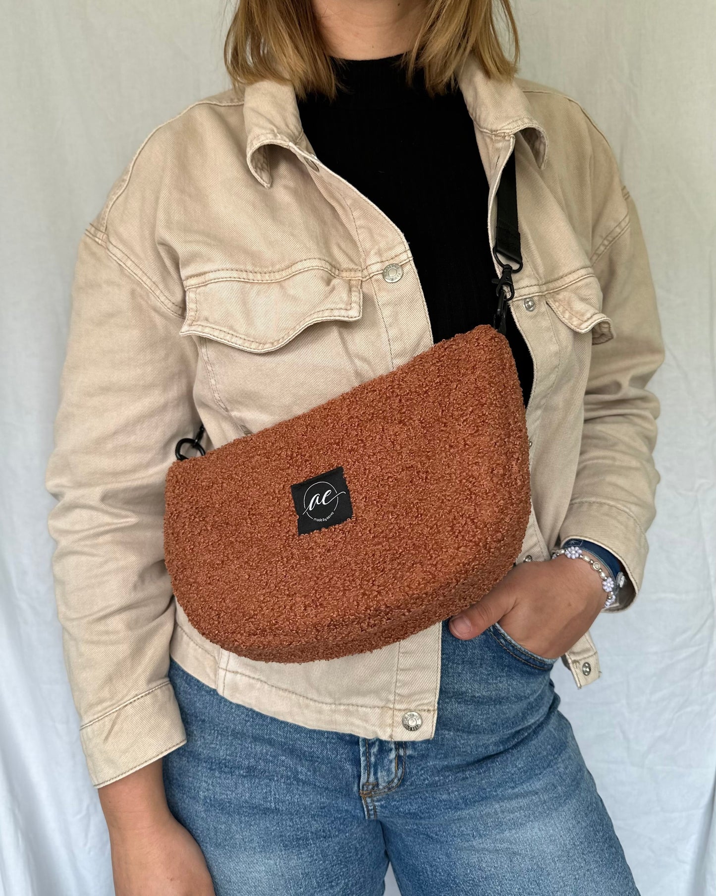 Half Moon Bag aus Teddy in kupfer – Einzigartige und Stilvolle Taschen - madebyaevva