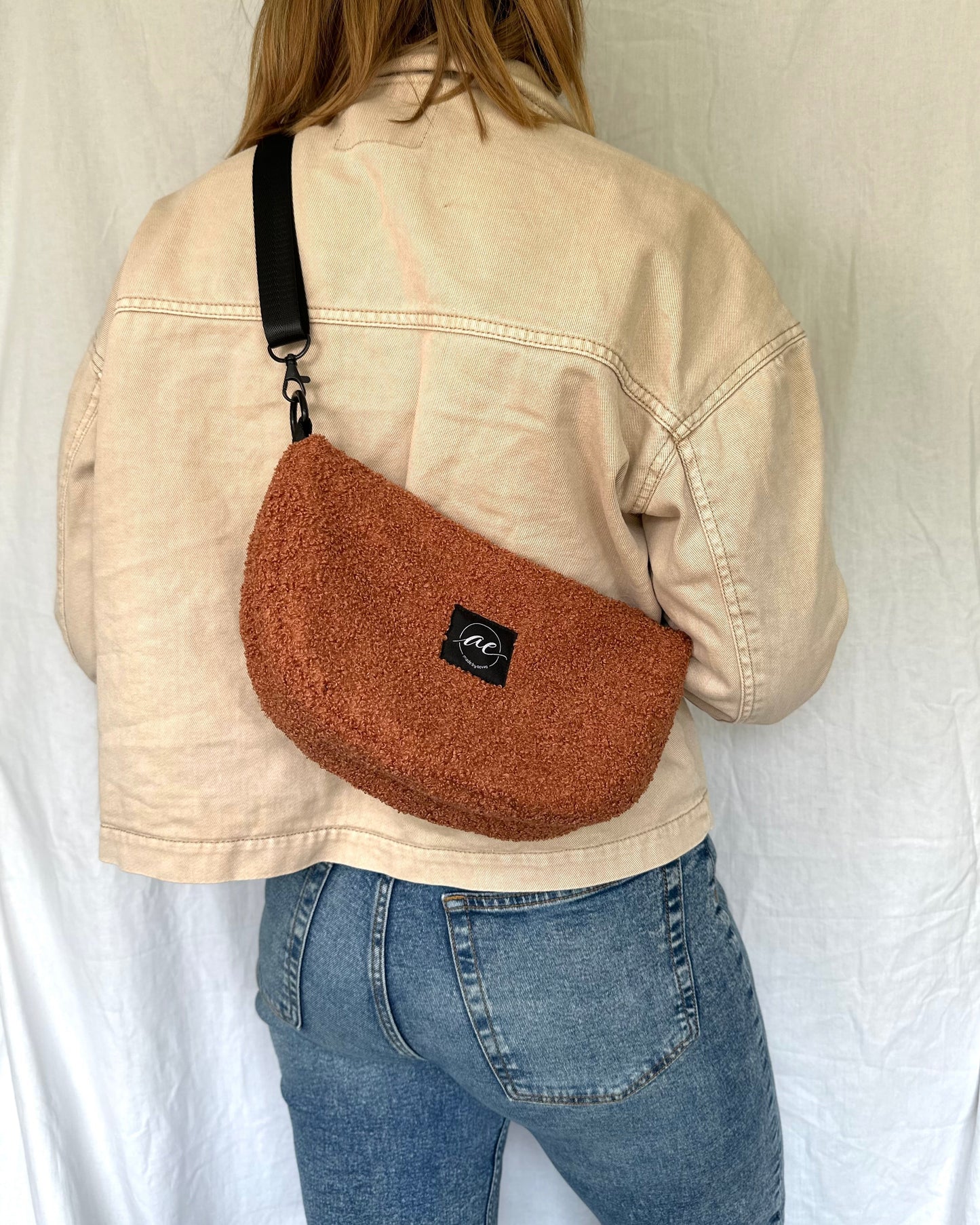 Half Moon Bag aus Teddy in kupfer – Einzigartige und Stilvolle Taschen - madebyaevva