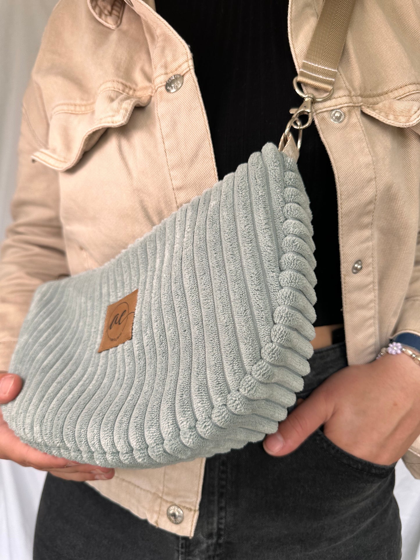 Handgemachte Half Moon Bag aus breitem Cord in mint – Einzigartige und Stilvolle Taschen - madebyaevva