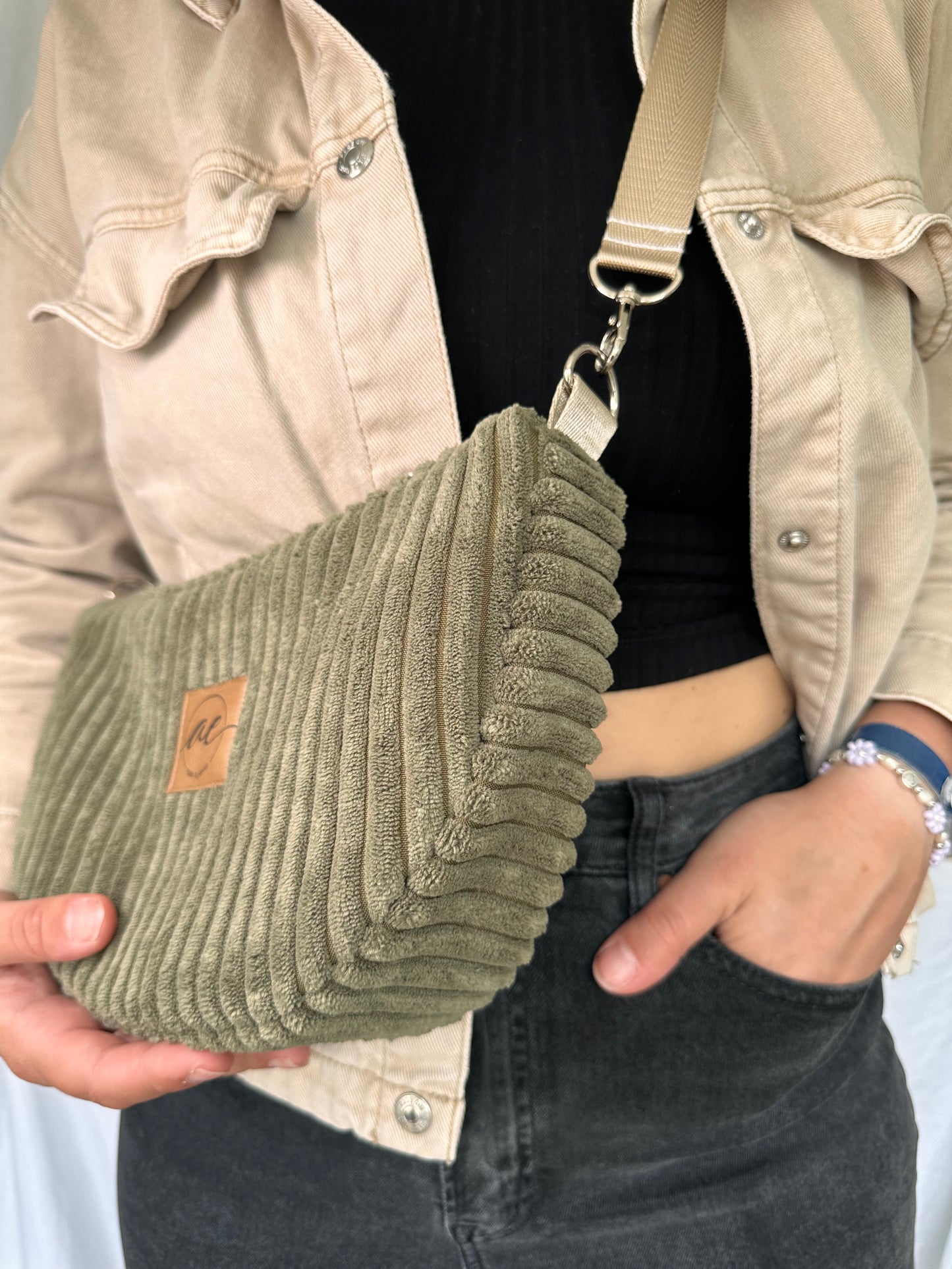 Handgemachte Half Moon Bag aus breitem Cord in olive – Einzigartige und Stilvolle Taschen - madebyaevva