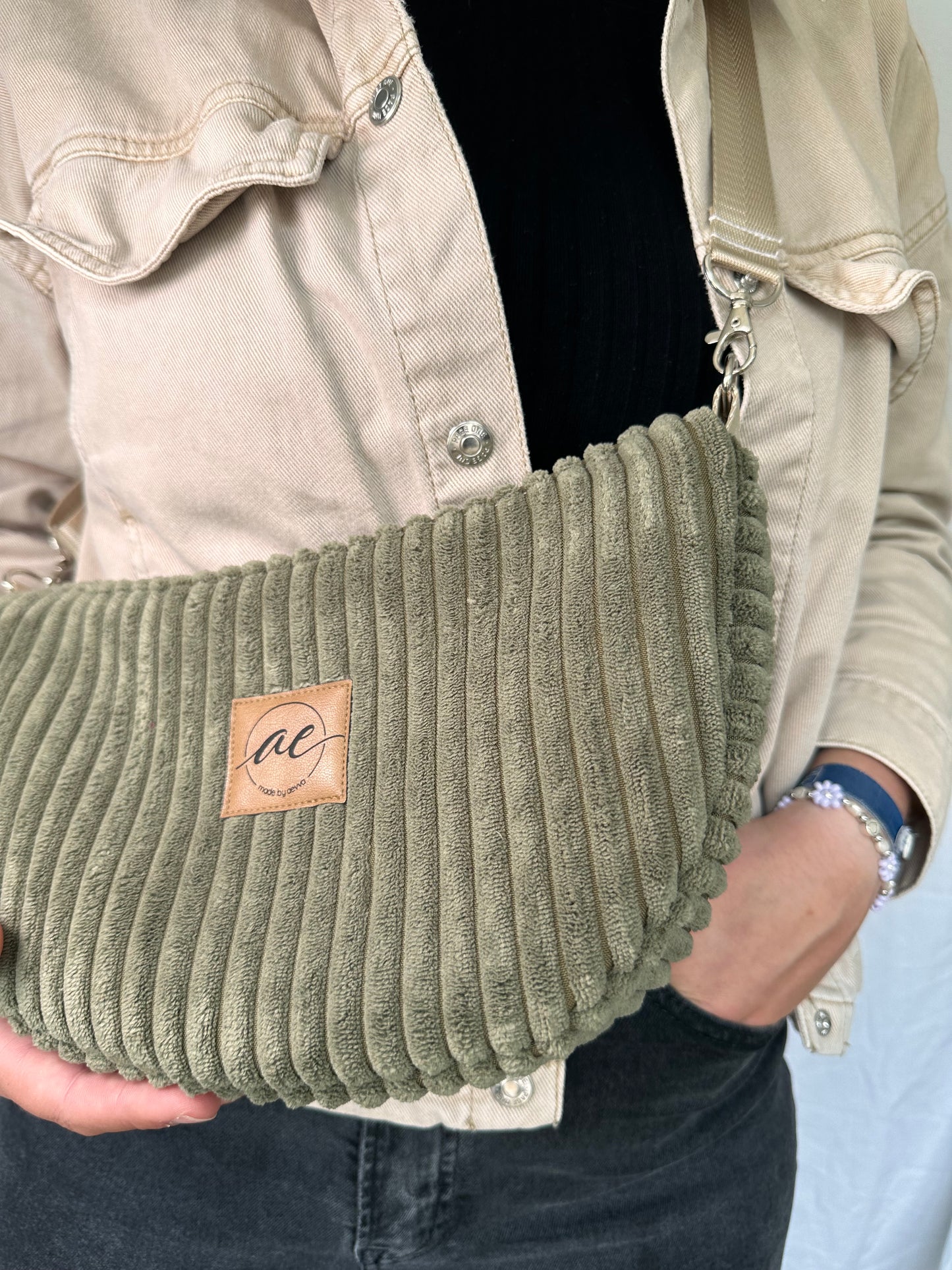 Handgemachte Half Moon Bag aus breitem Cord in olive – Einzigartige und Stilvolle Taschen - madebyaevva