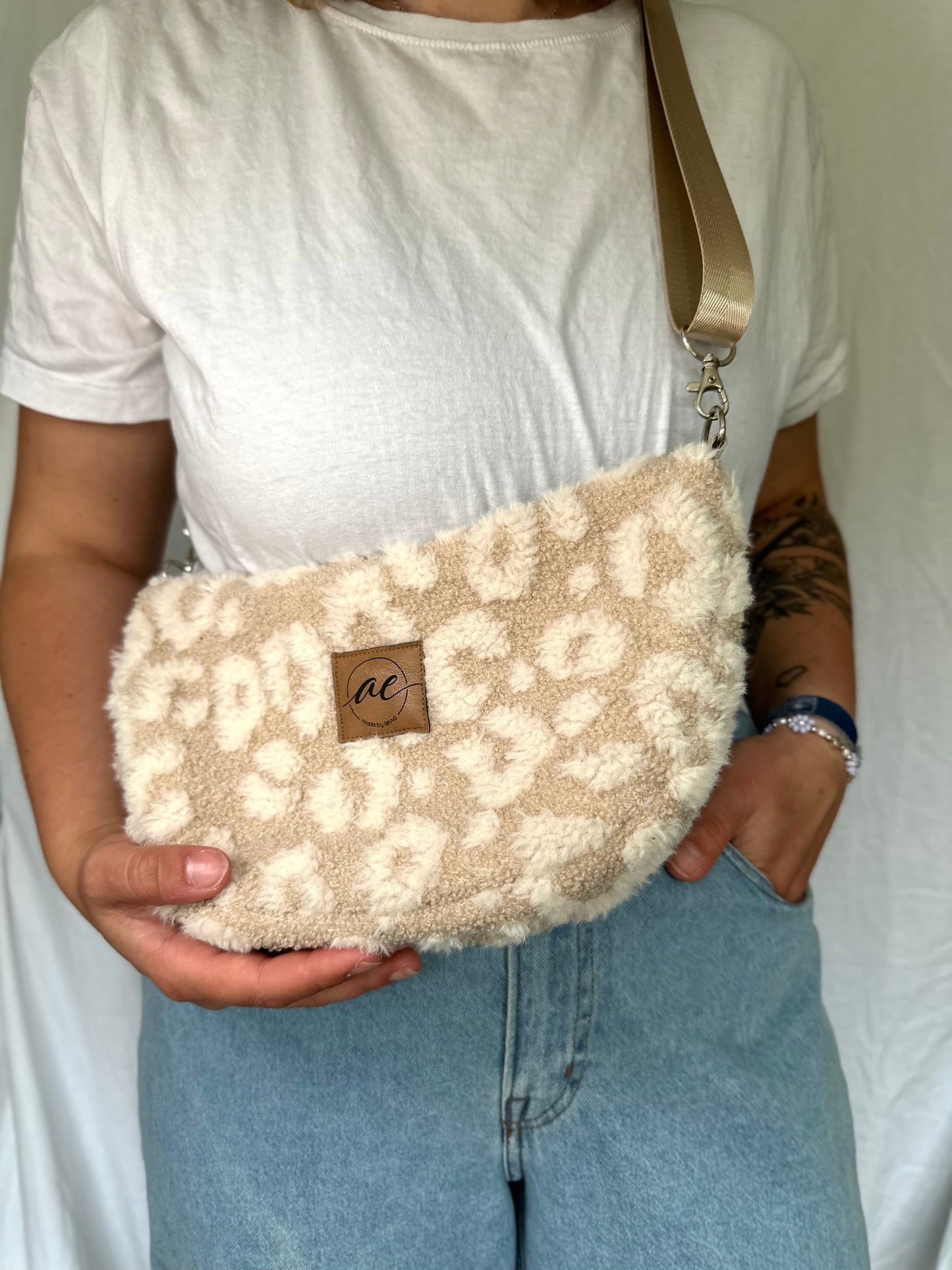 Handgemachte Half Moon Bag aus Teddystoff in Leo beige – Einzigartige und Stilvolle Taschen - madebyaevva