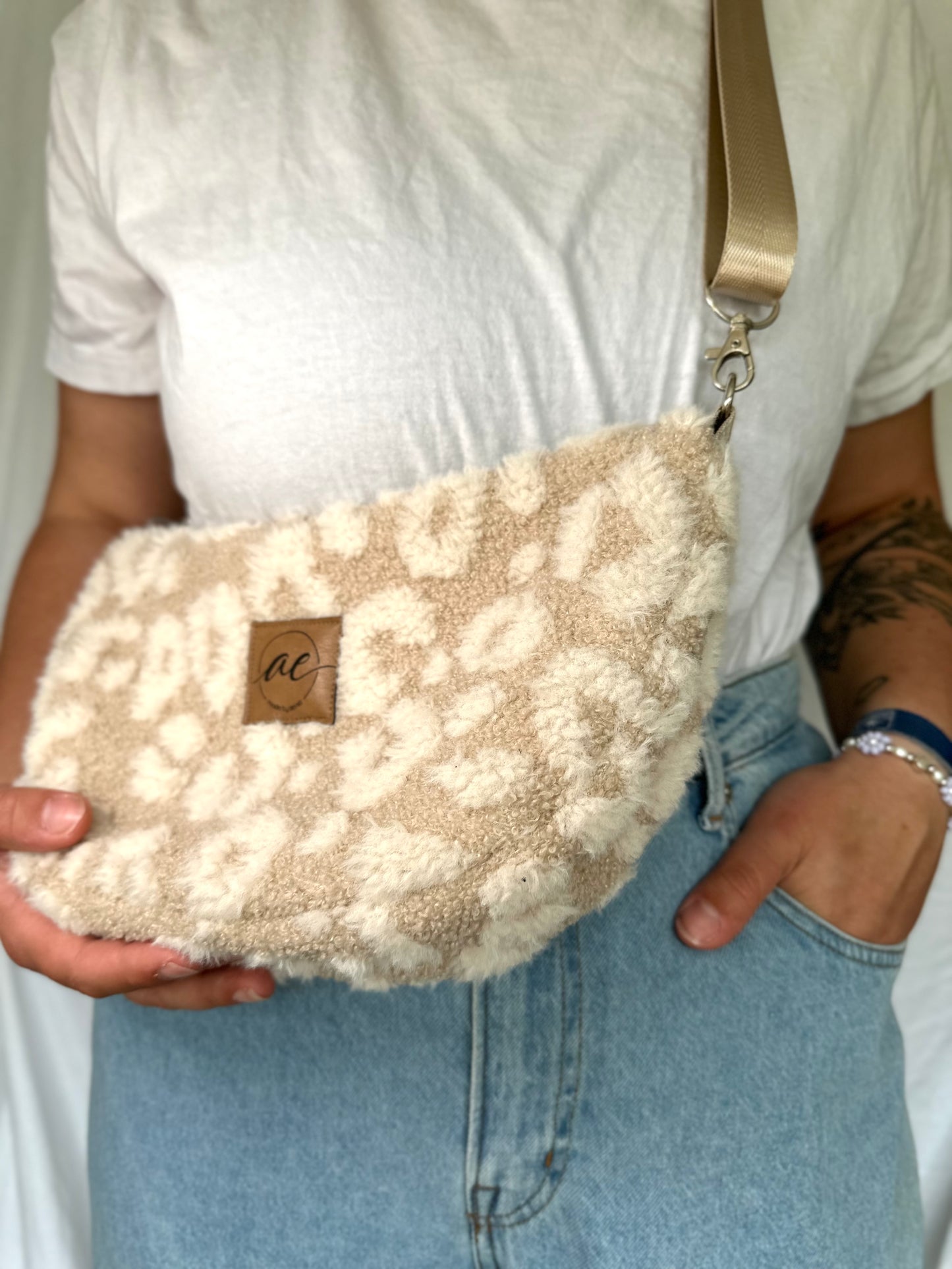 Handgemachte Half Moon Bag aus Teddystoff in Leo beige – Einzigartige und Stilvolle Taschen - madebyaevva