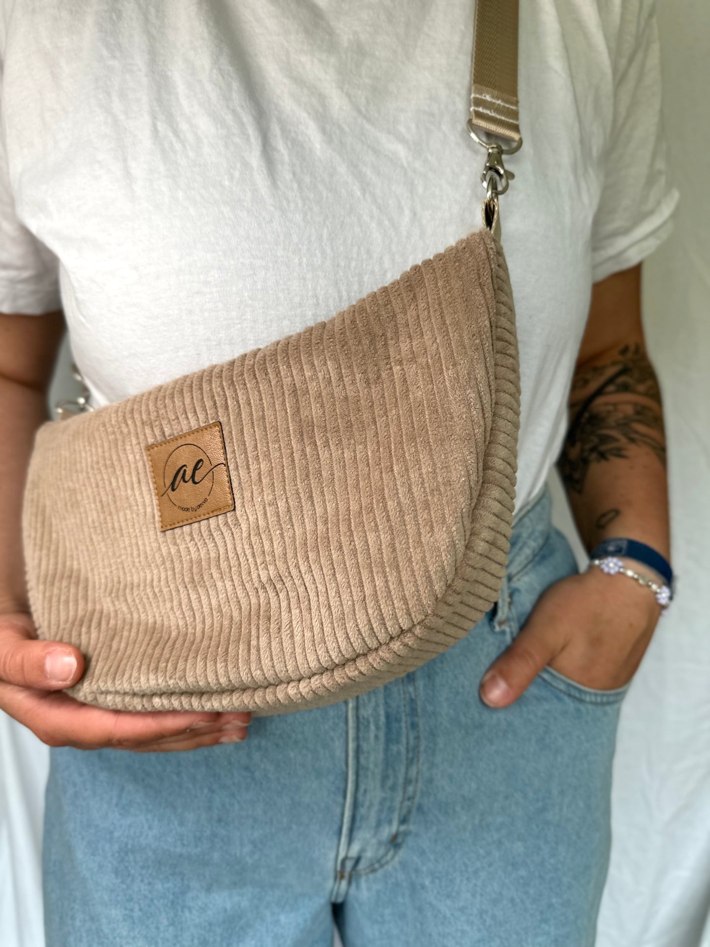Handgemachte Half Moon Bag aus Cord in beige – Einzigartige und Stilvolle Taschen - madebyaevva